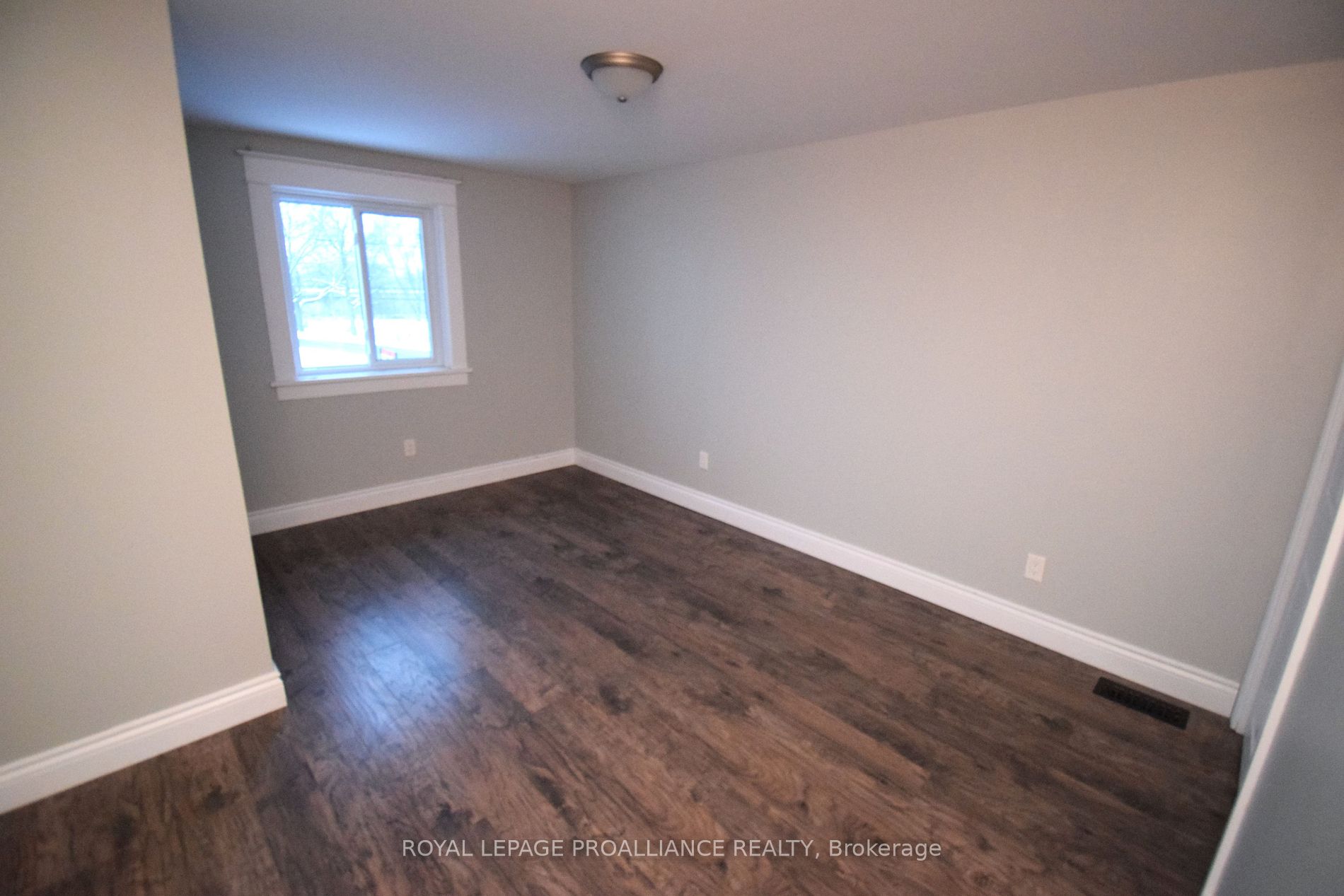 158 Dundas Street E