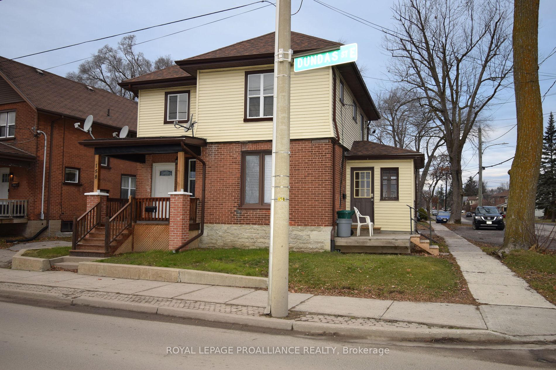 158 Dundas Street E