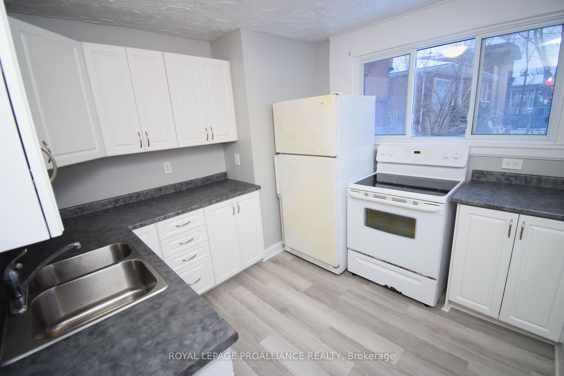 158 Dundas Street E