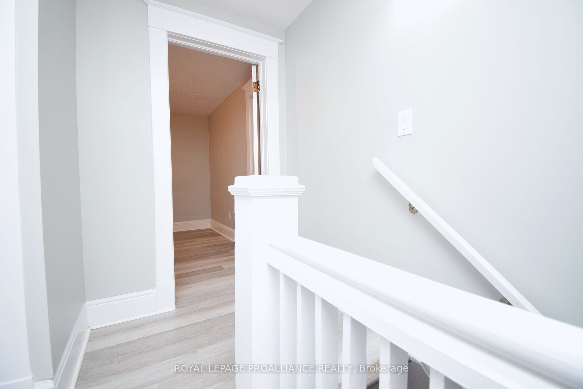 158 Dundas Street E