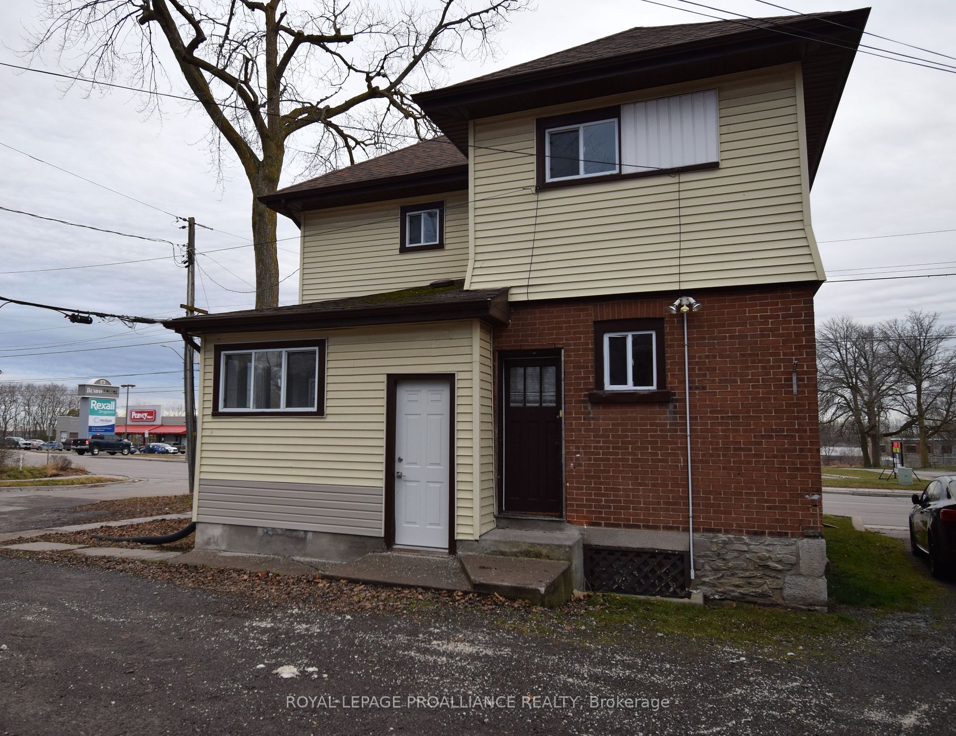 158 Dundas Street E