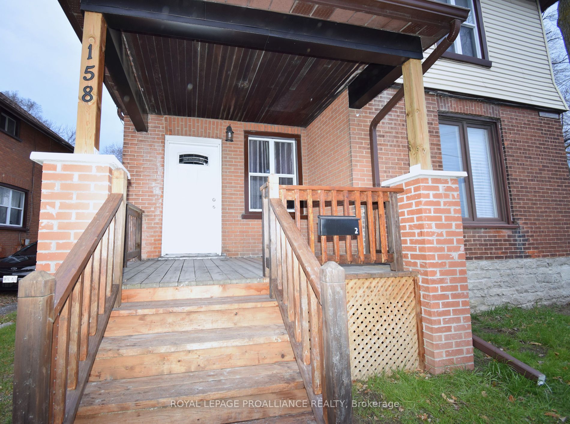 158 Dundas Street E