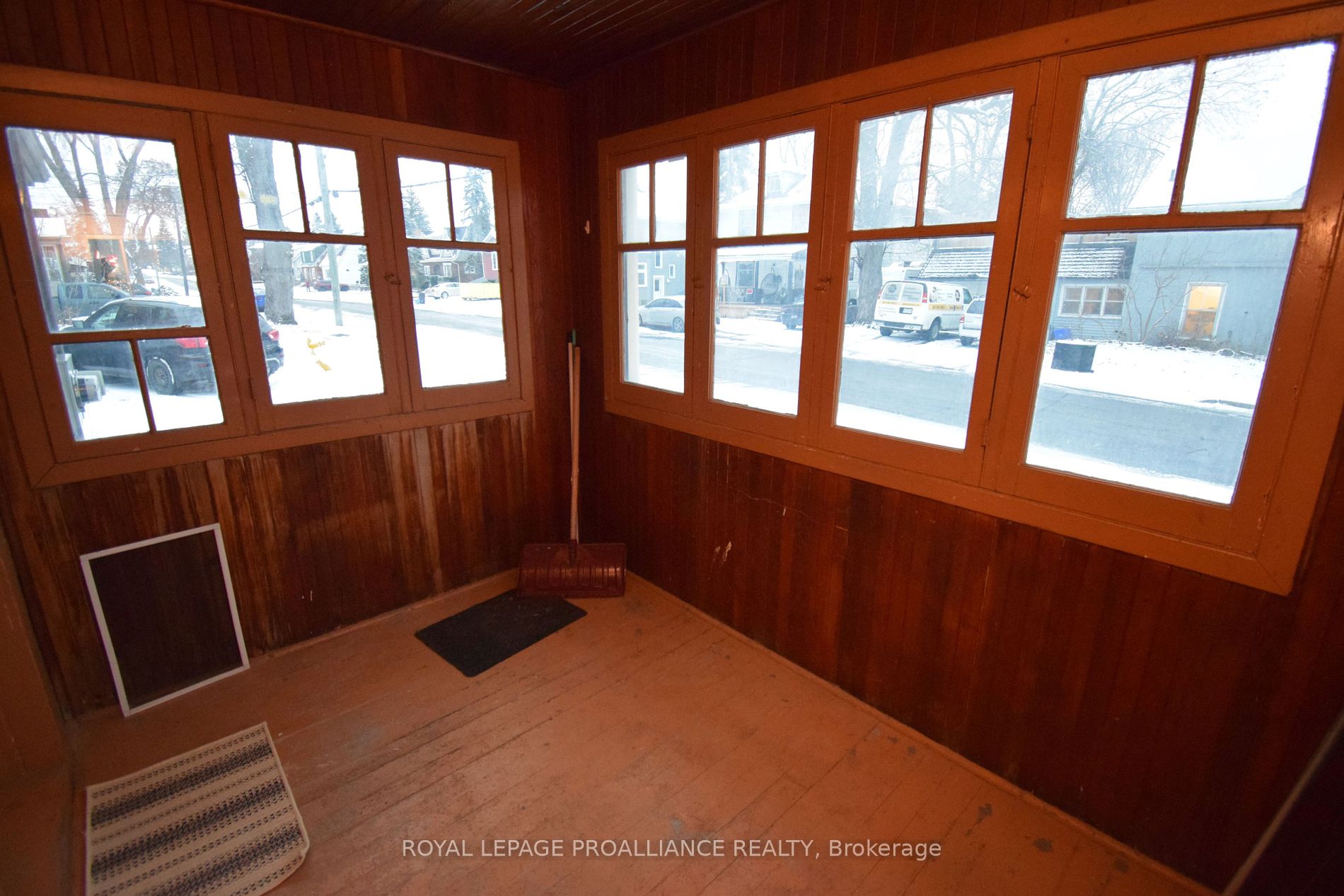 158 Dundas Street E