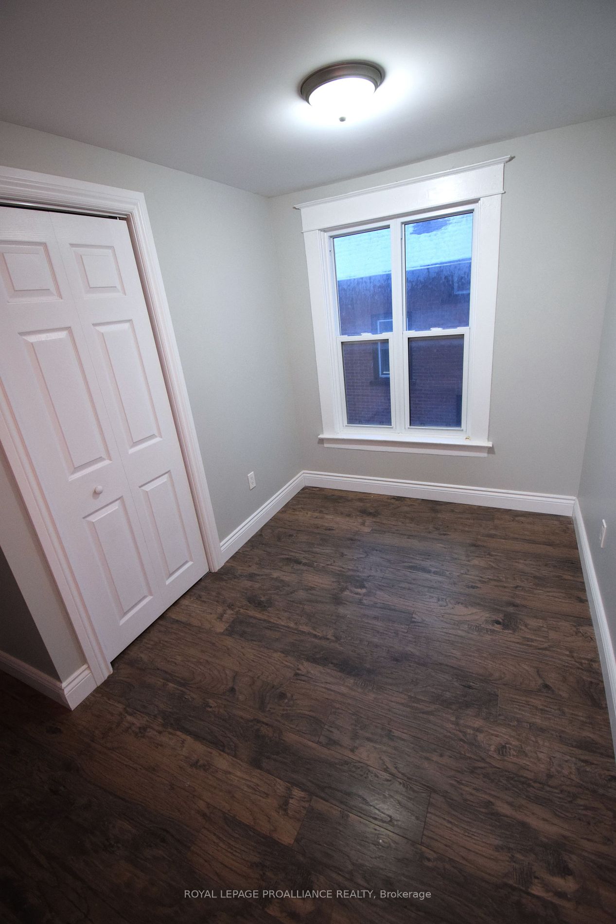 158 Dundas Street E