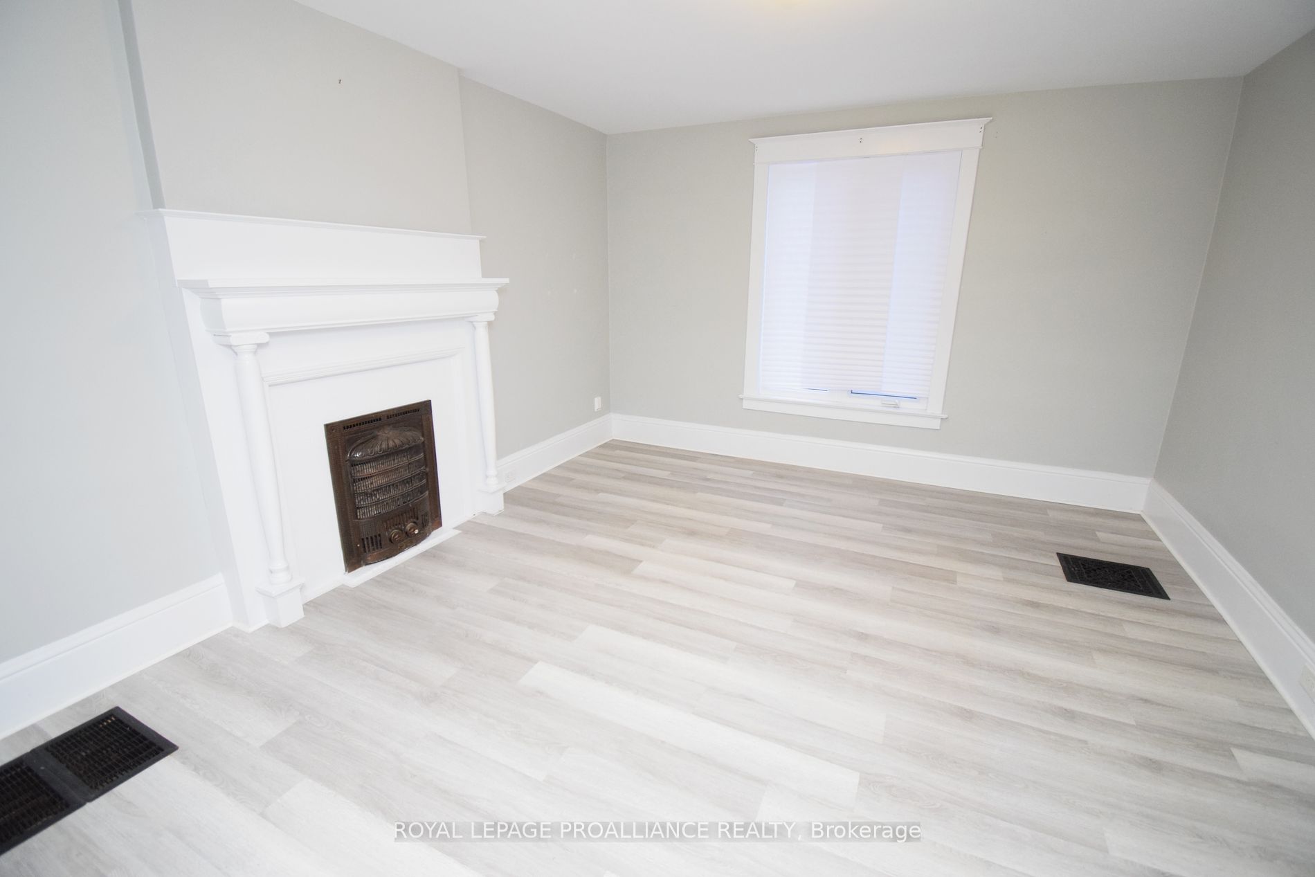 158 Dundas Street E
