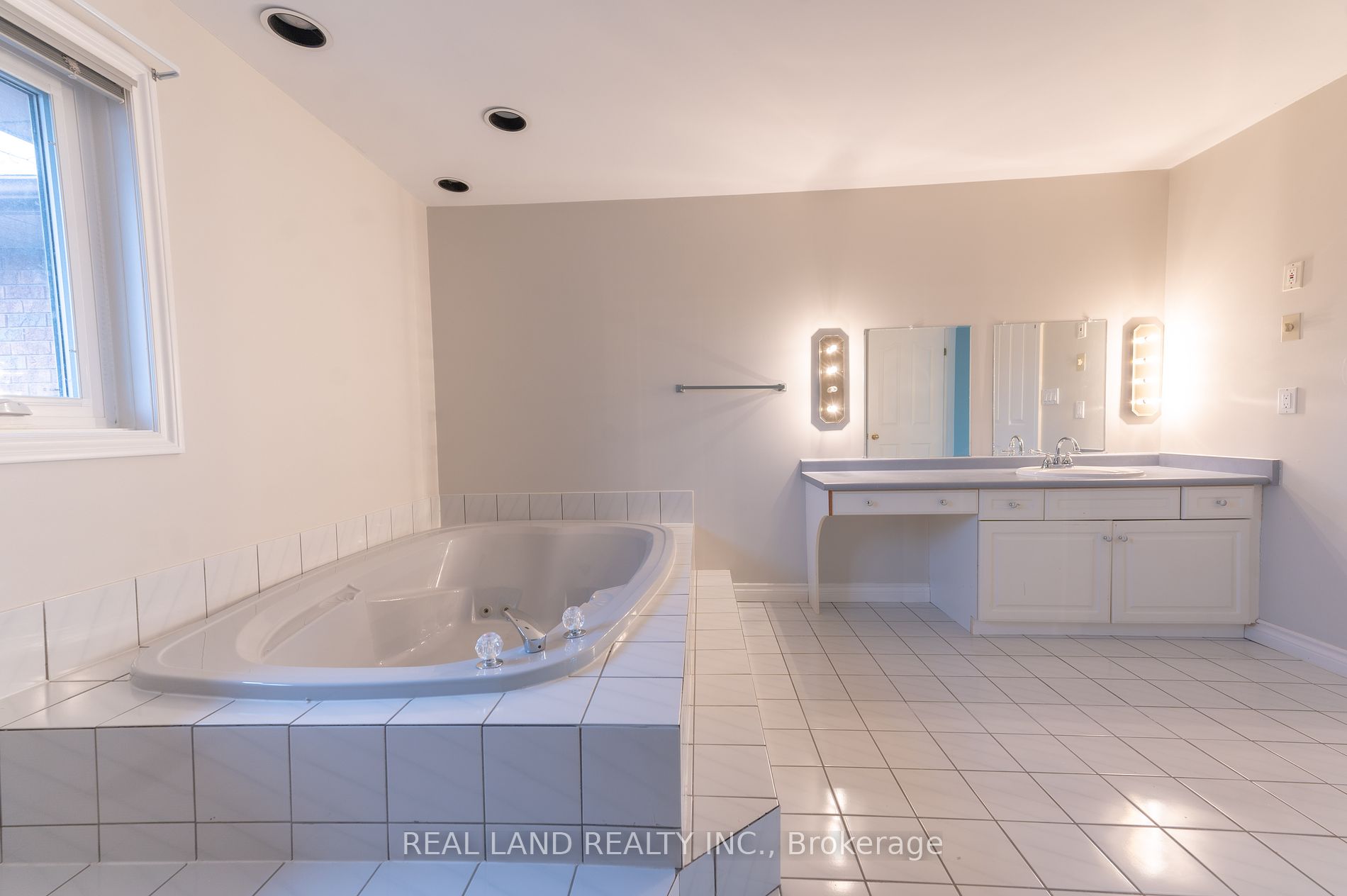 8042 Oakridge Drive