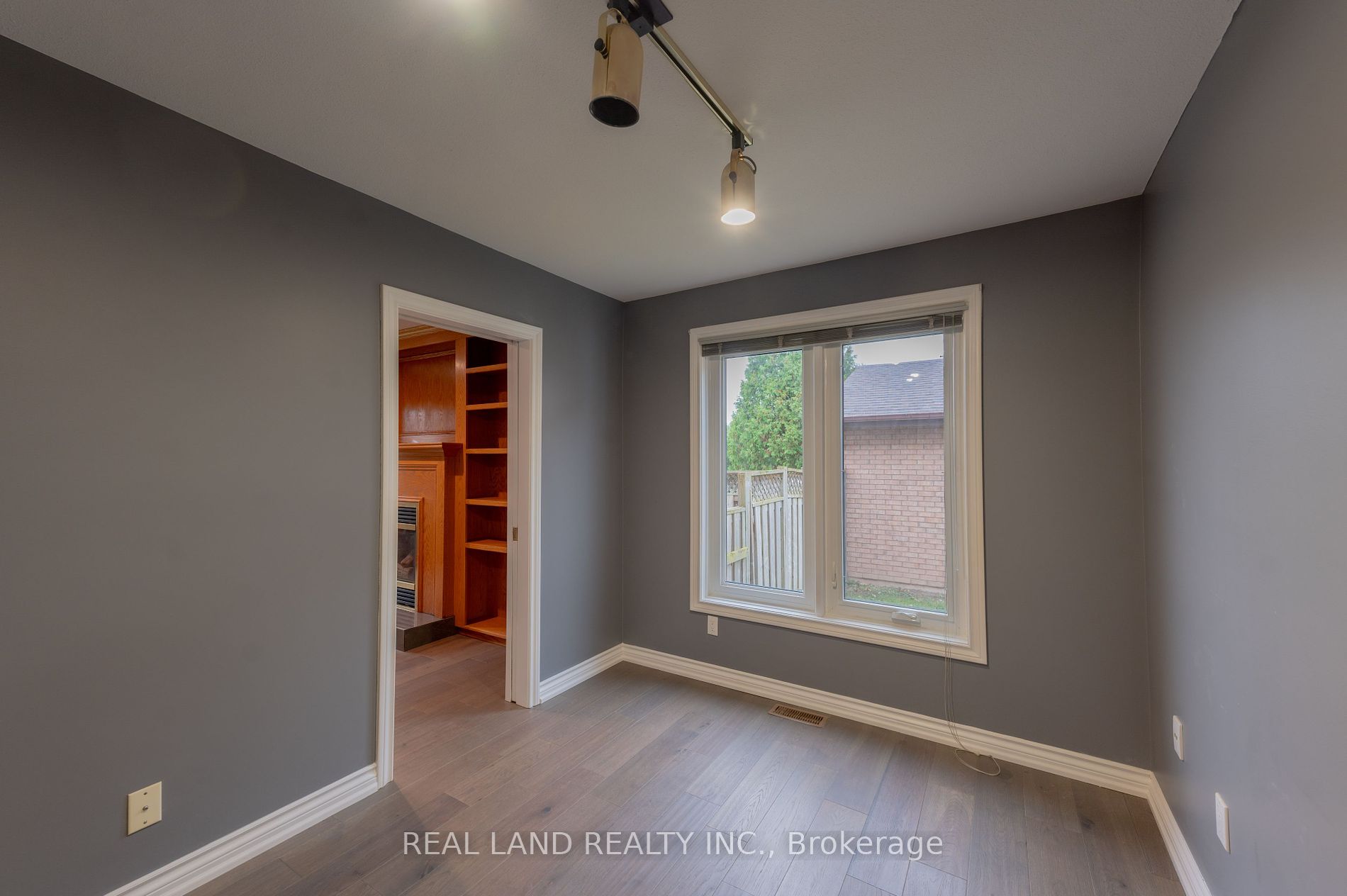 8042 Oakridge Drive