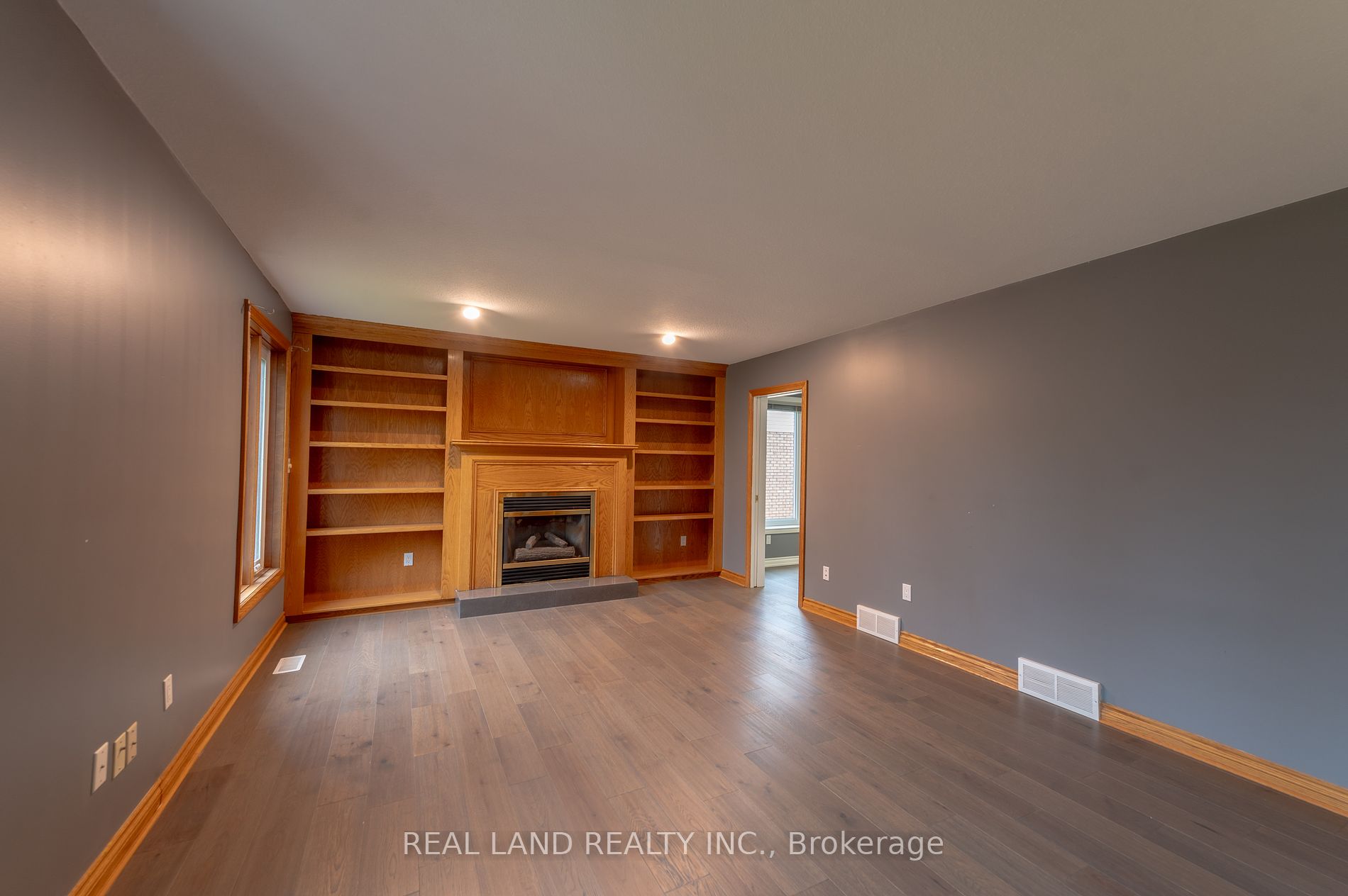 8042 Oakridge Drive