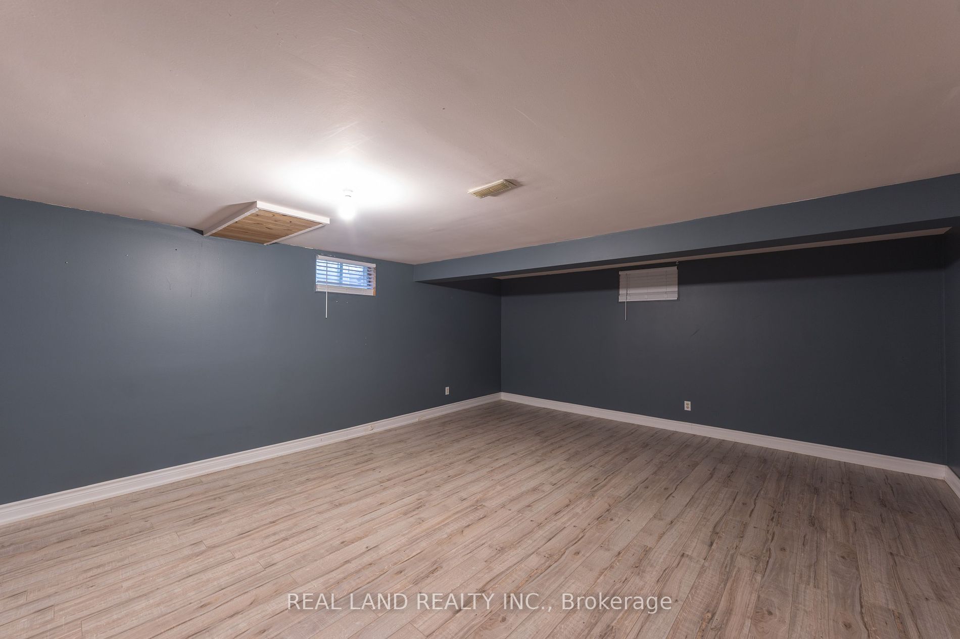 8042 Oakridge Drive