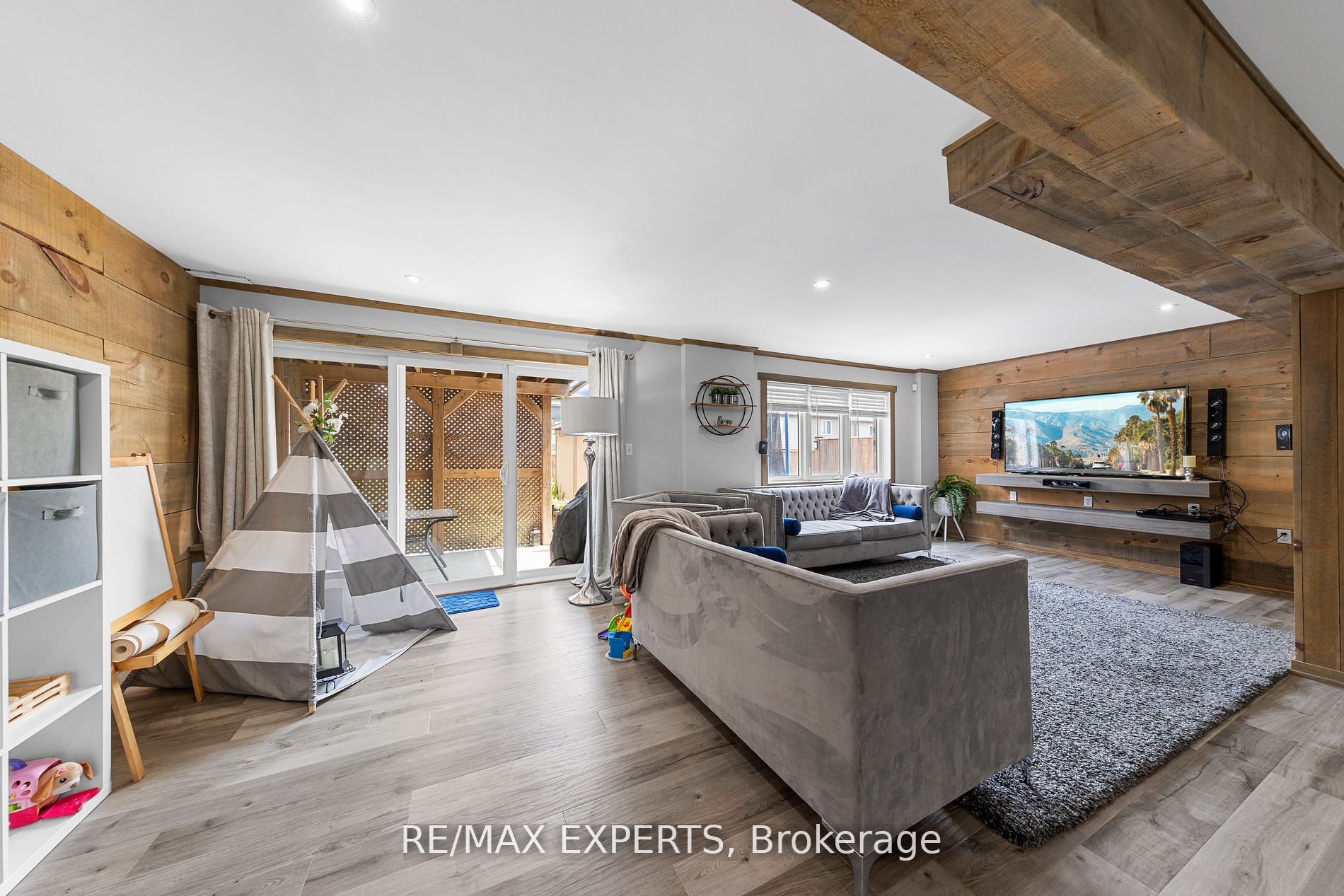 690 Frontenac Cres