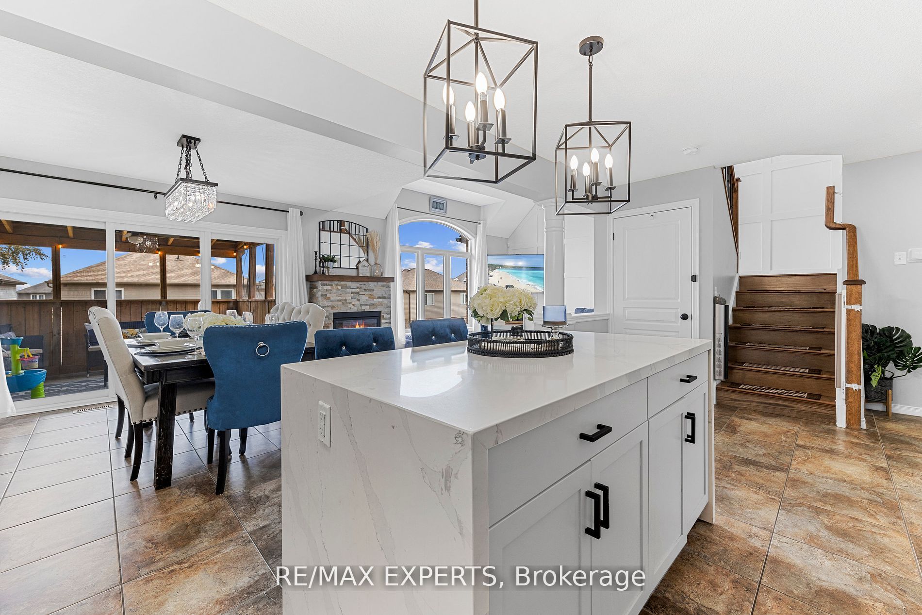 690 Frontenac Cres