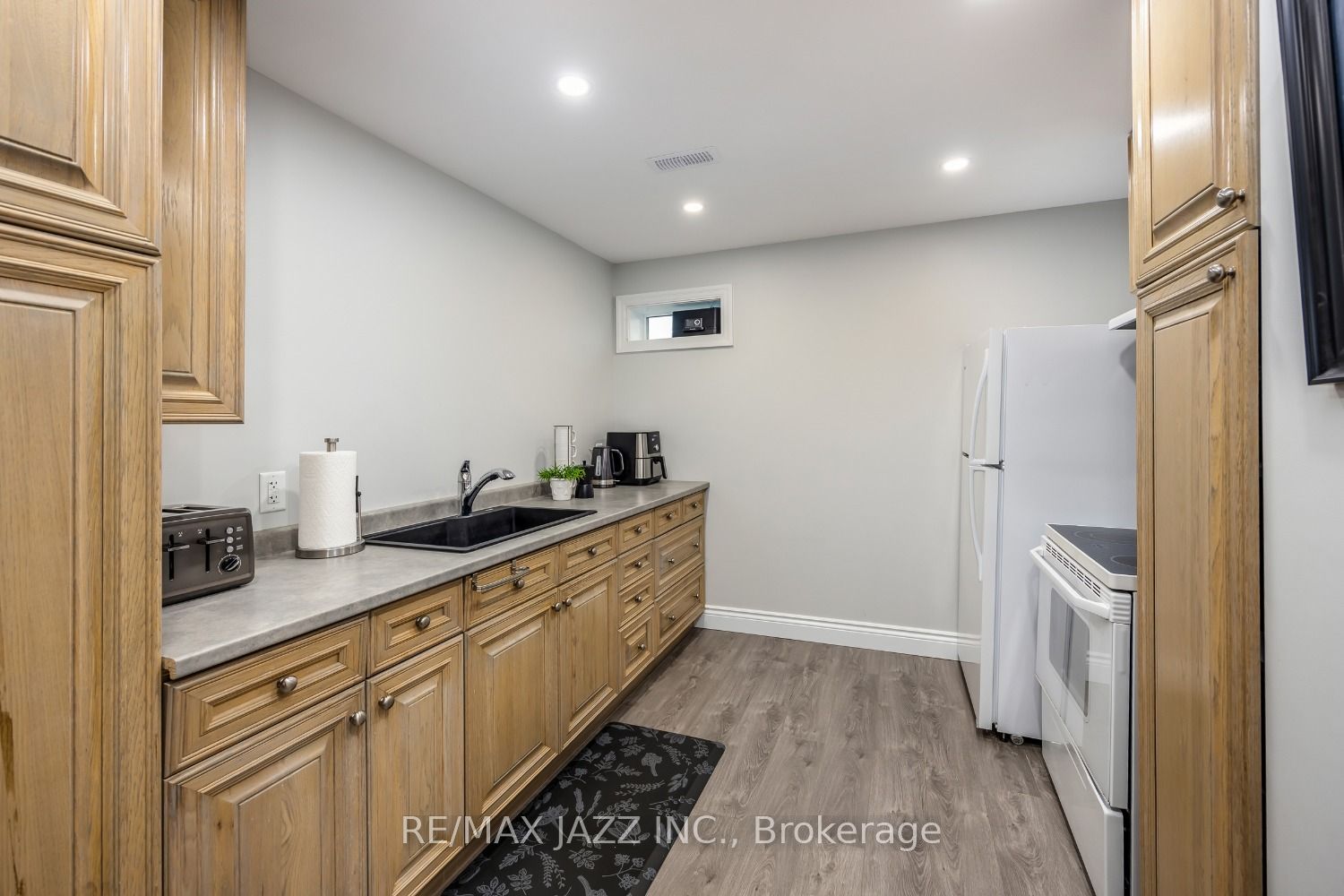 6 Hallett Crescent