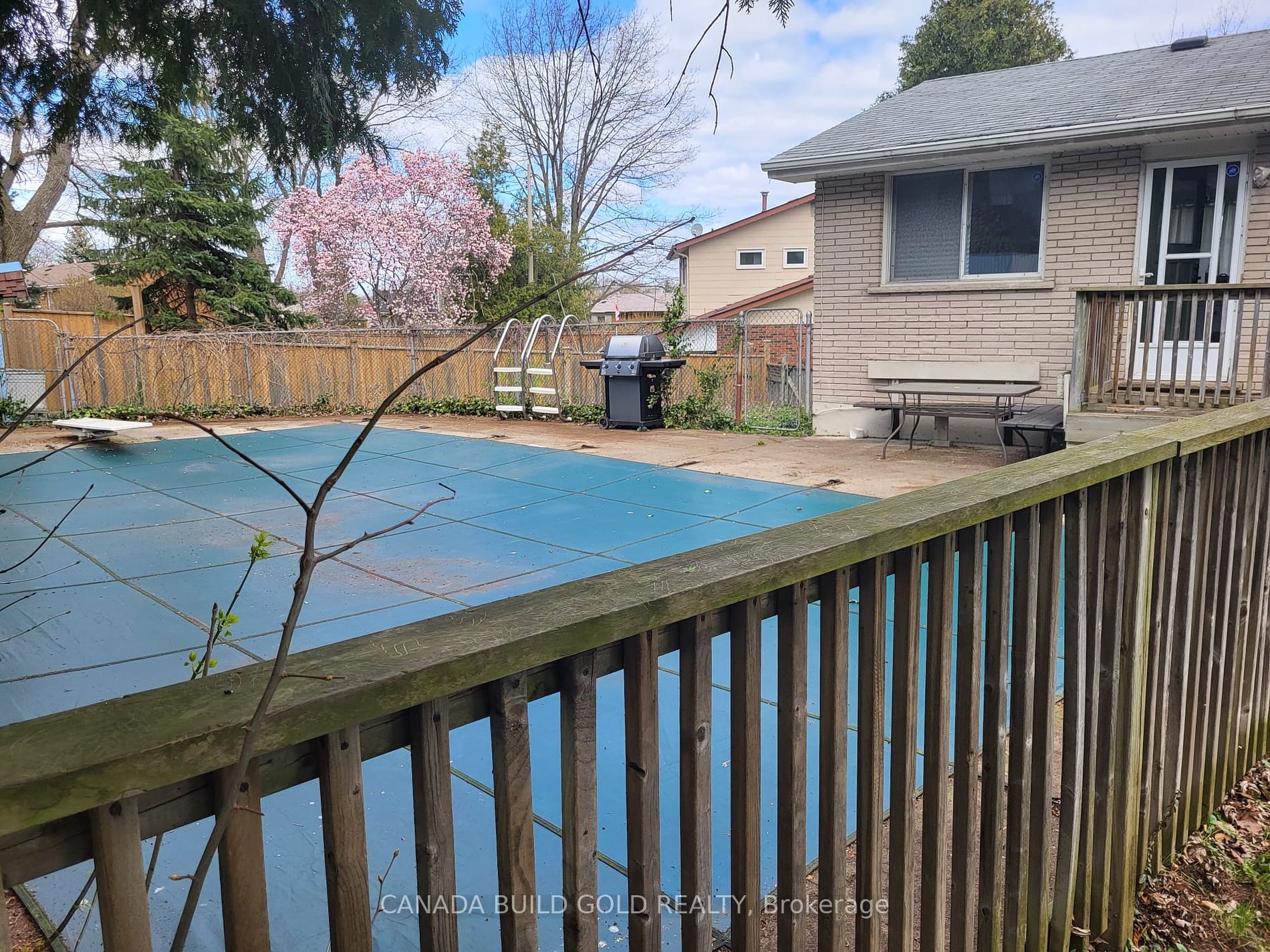 22 Colonial Crt