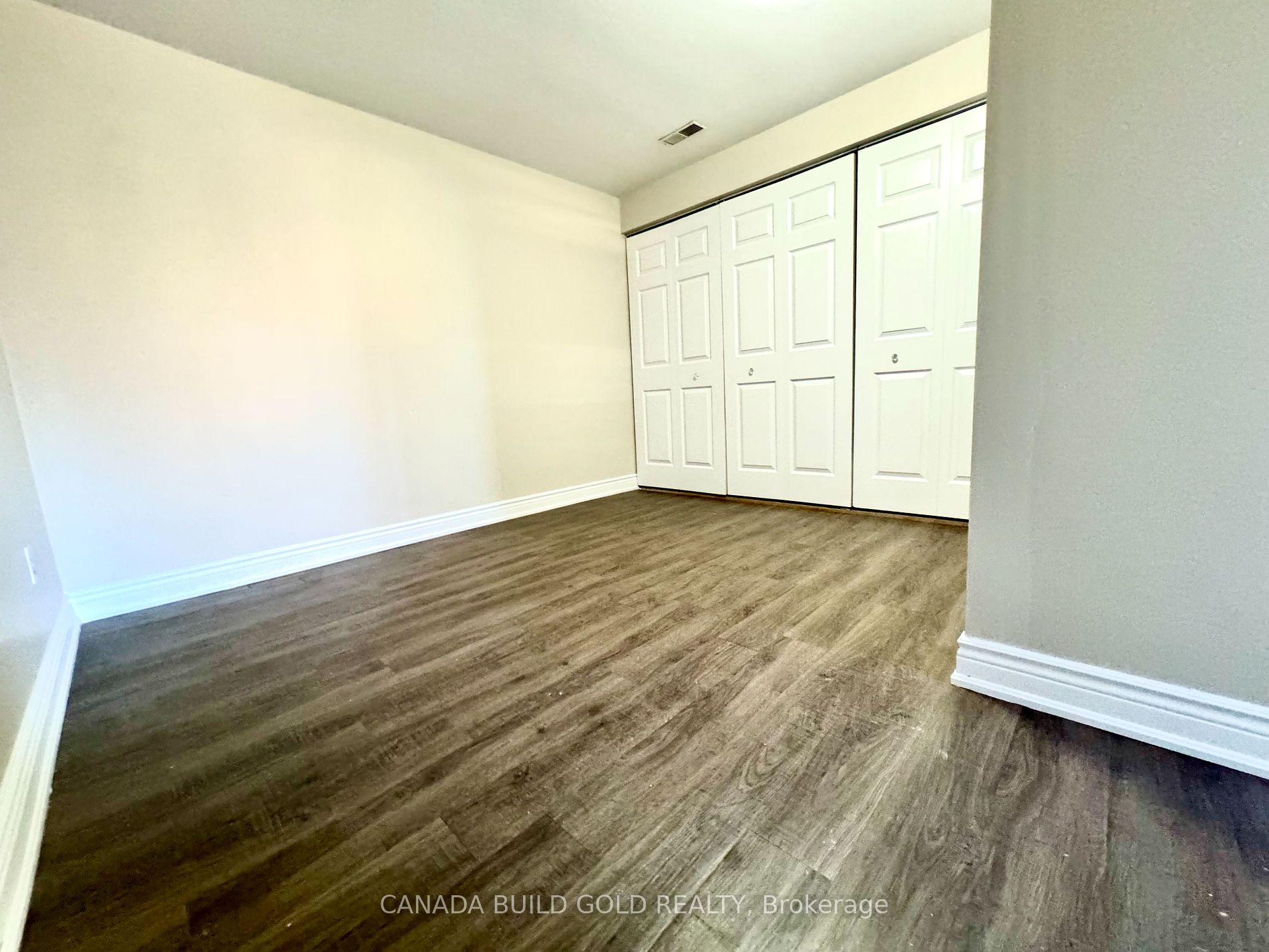 22 Colonial Crt