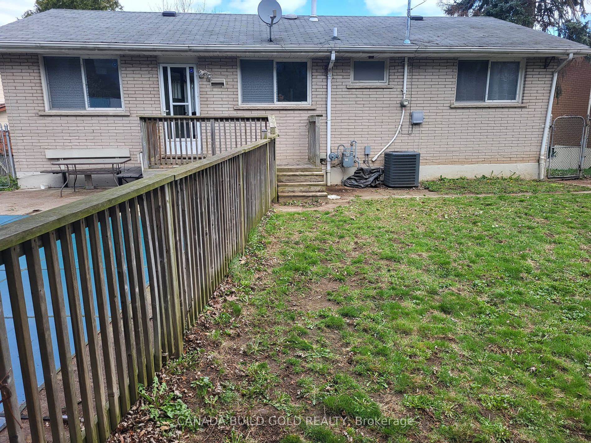 22 Colonial Crt