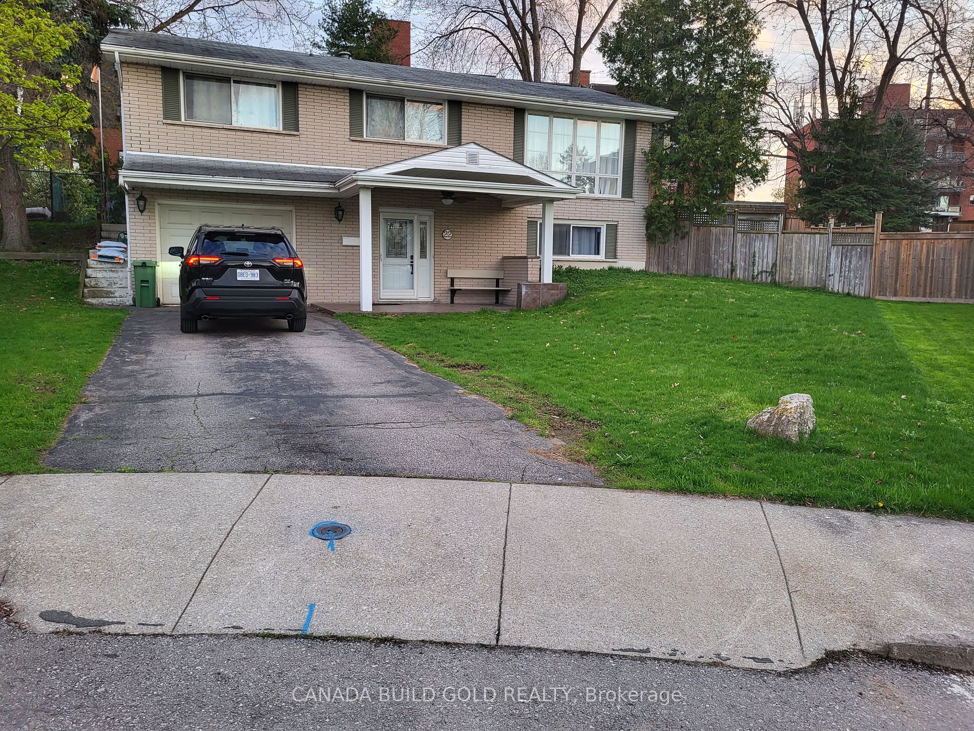 22 Colonial Crt