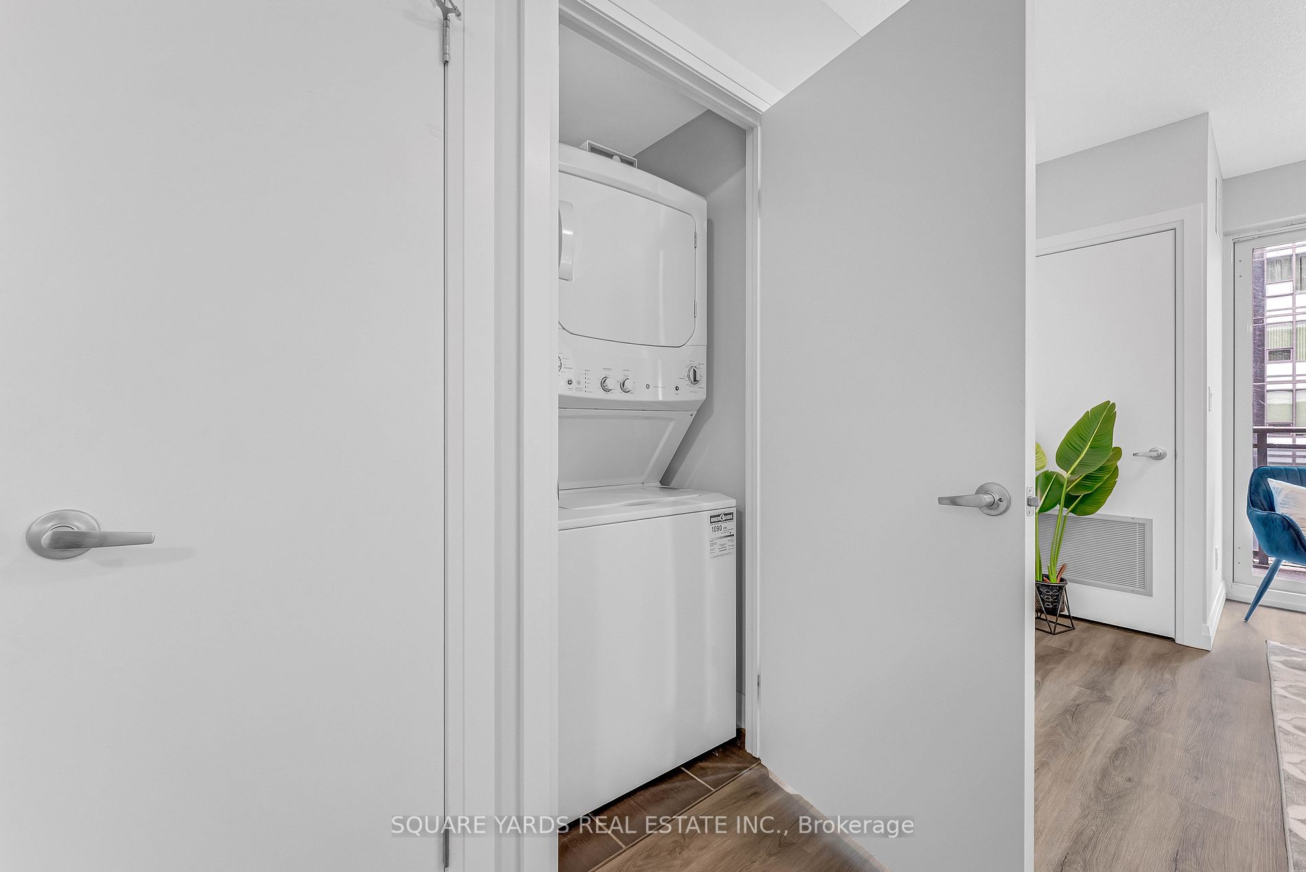 53 Arthur St S, #404