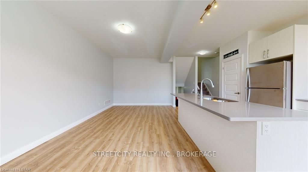 819 KLEINBURG Drive #4