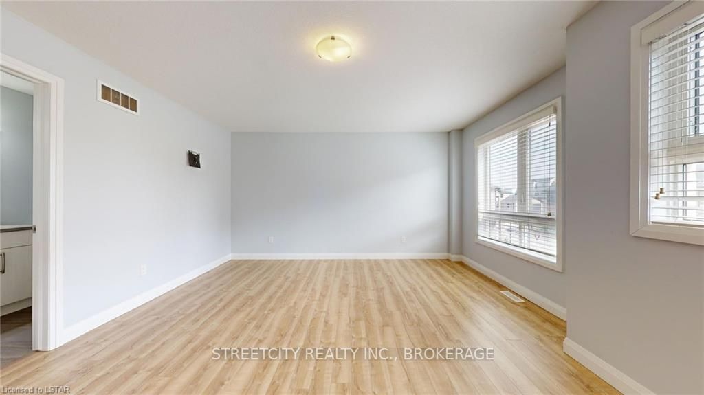 819 KLEINBURG Drive #4