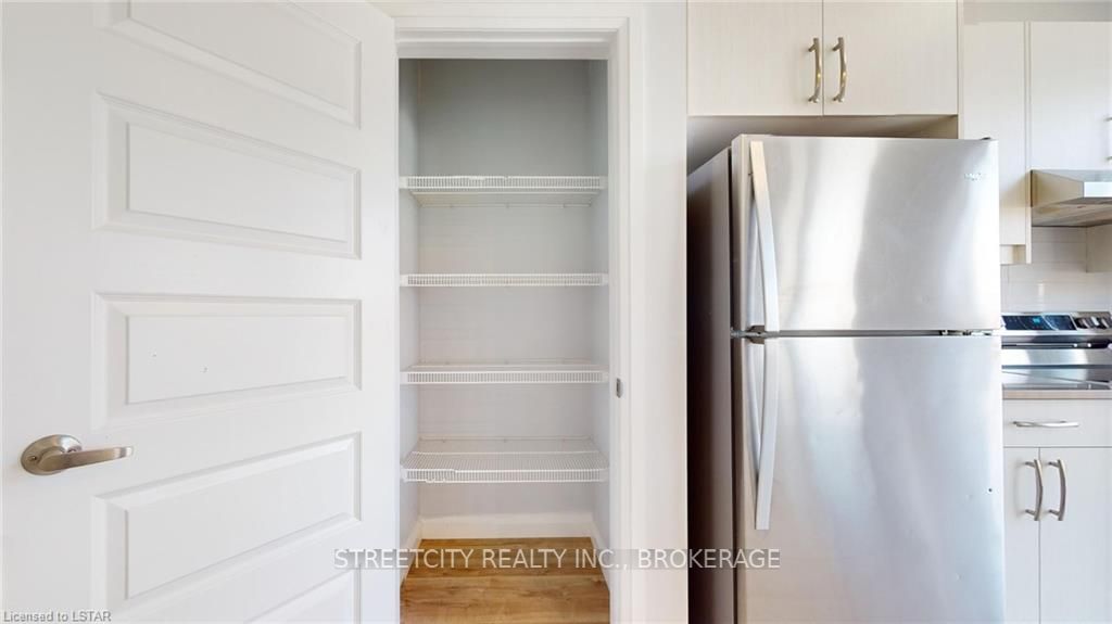819 KLEINBURG Drive #4