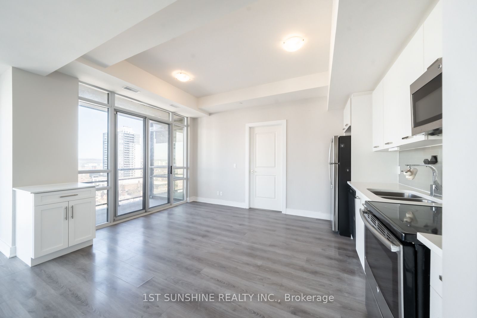 150 MAIN Street W, #PH3