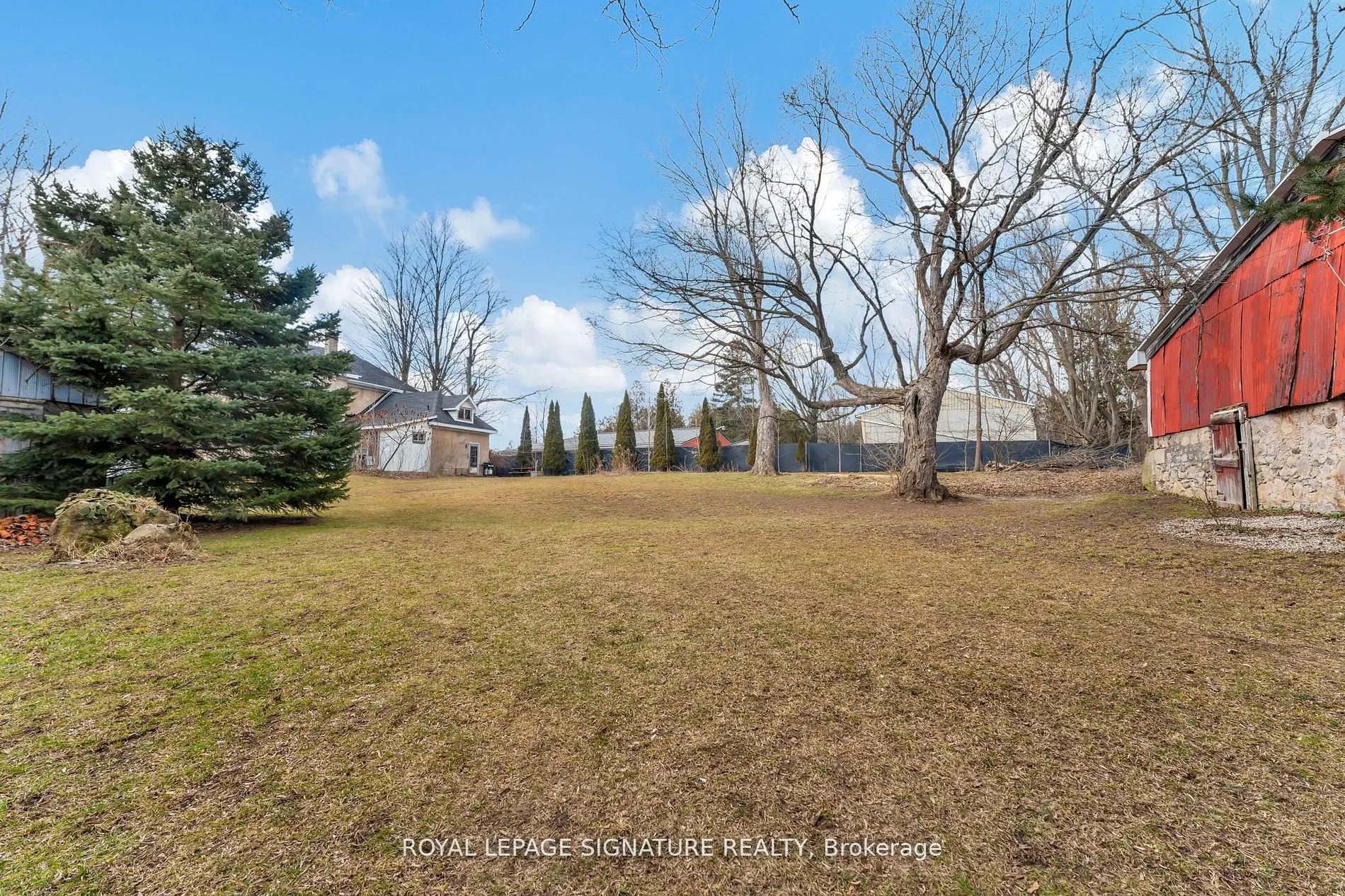1592 Centre Rd