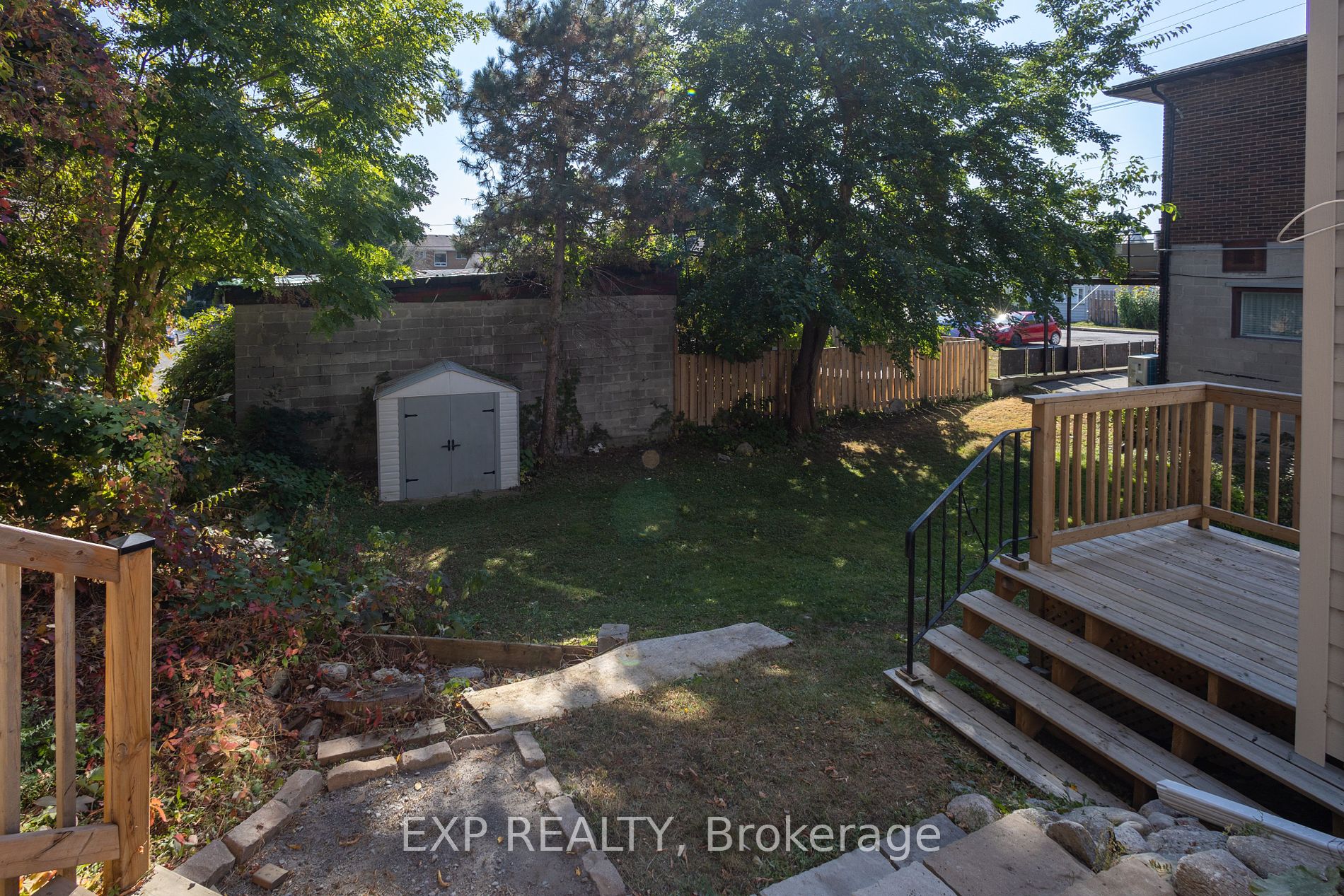 209 Dundas St E