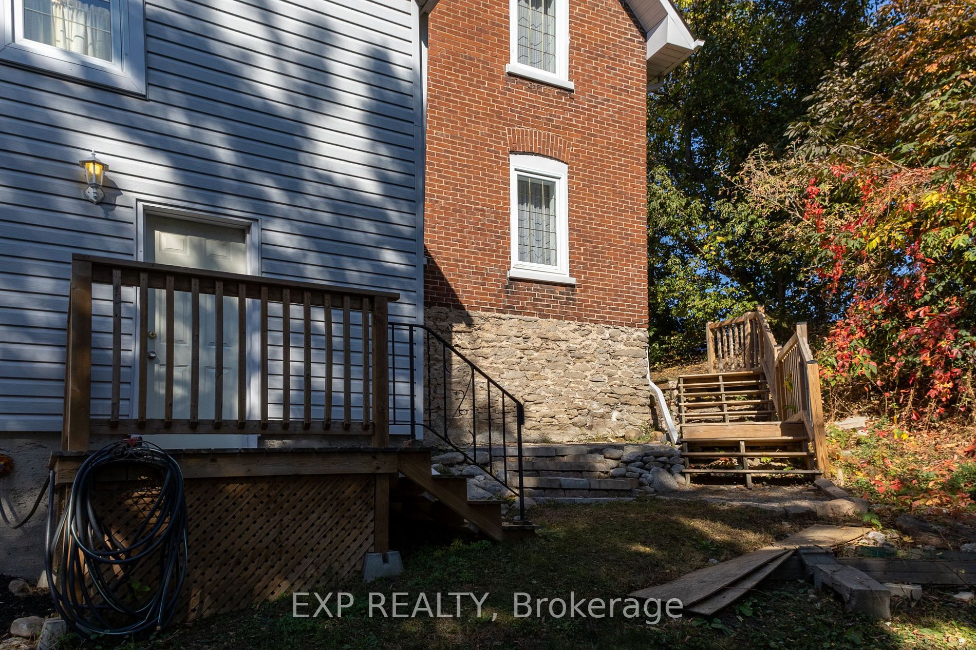 209 Dundas St E