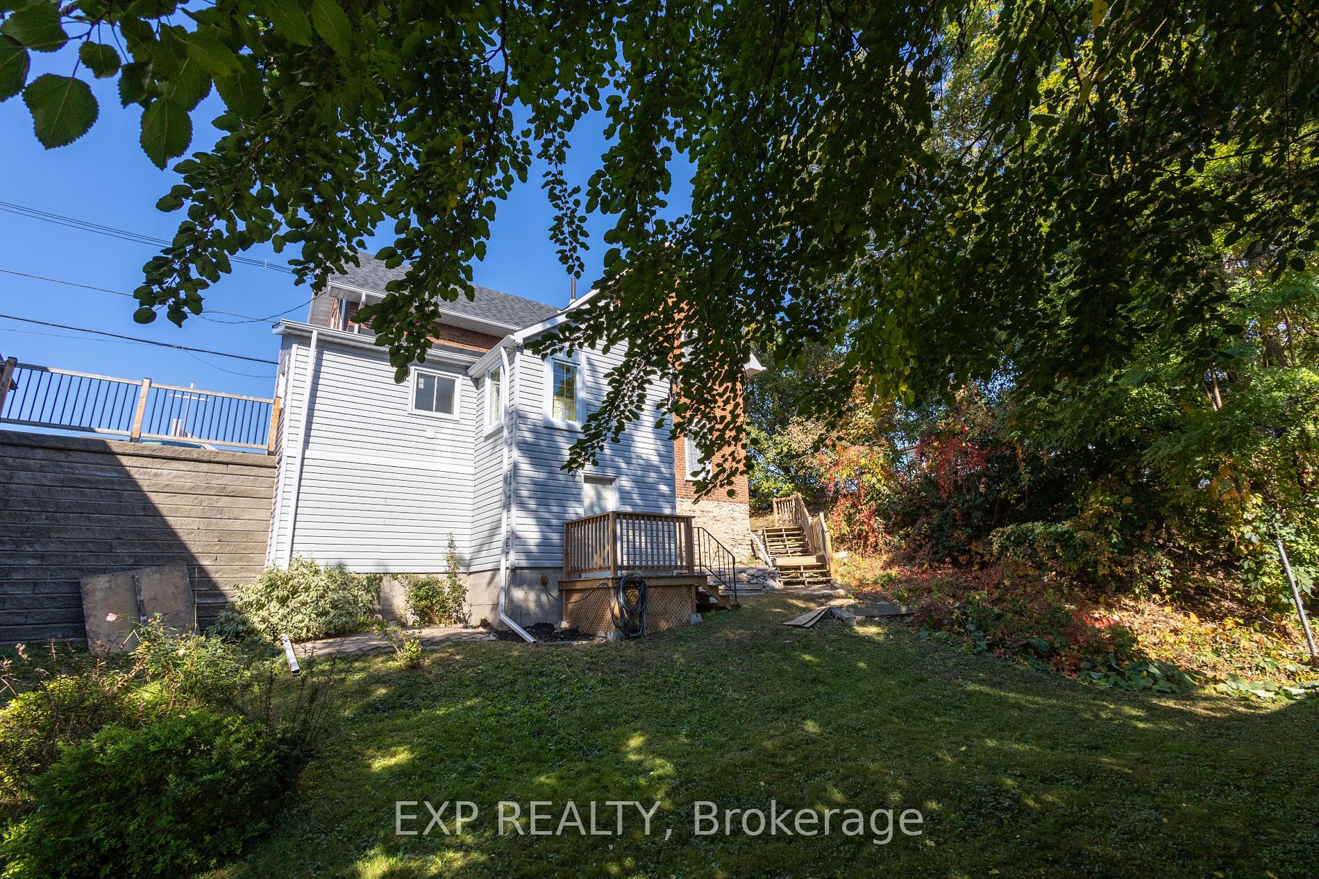 209 Dundas St E