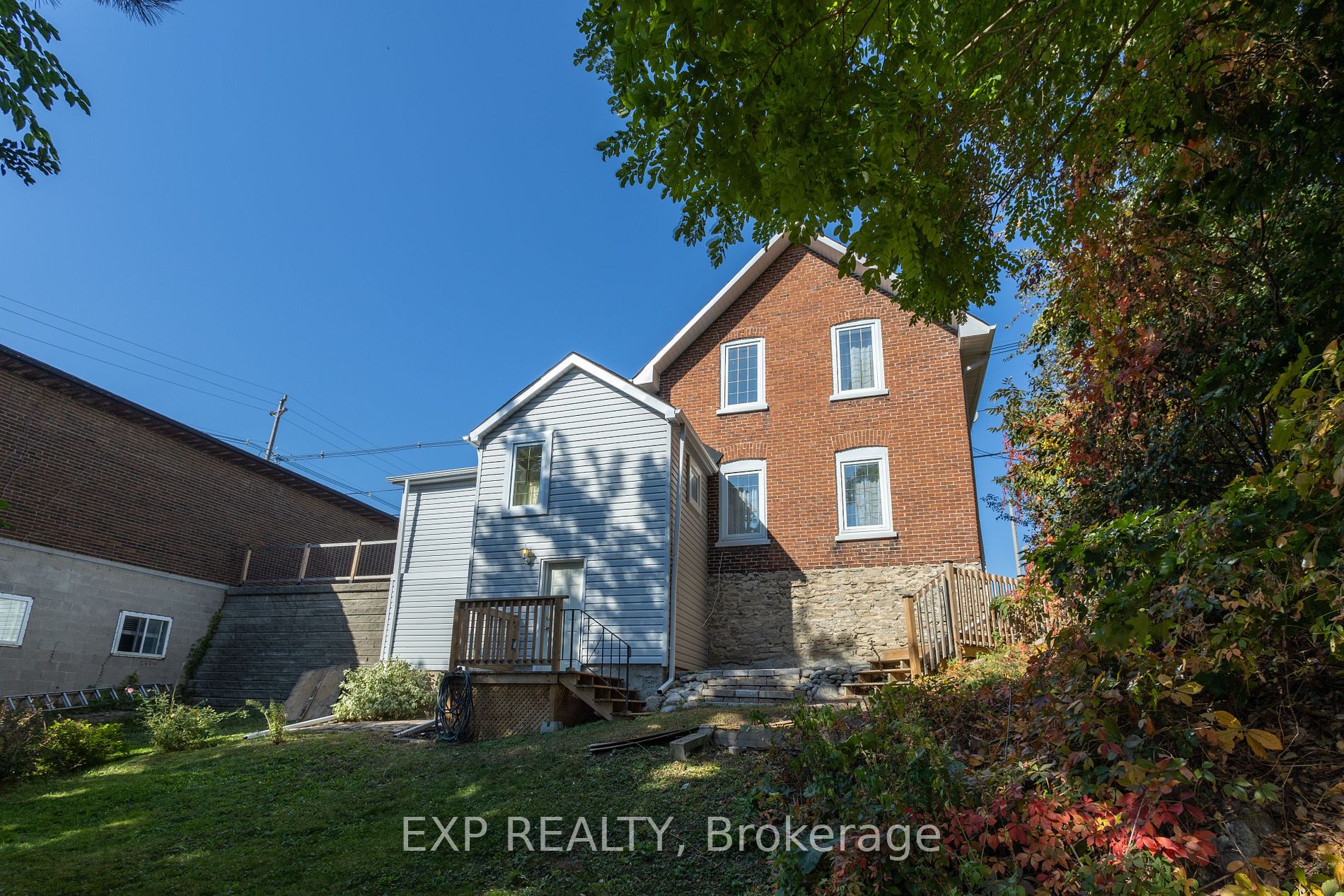209 Dundas St E