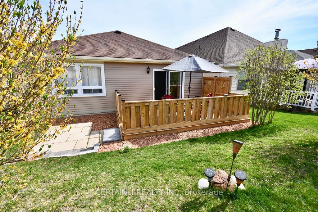 12 Hawkins Crescent