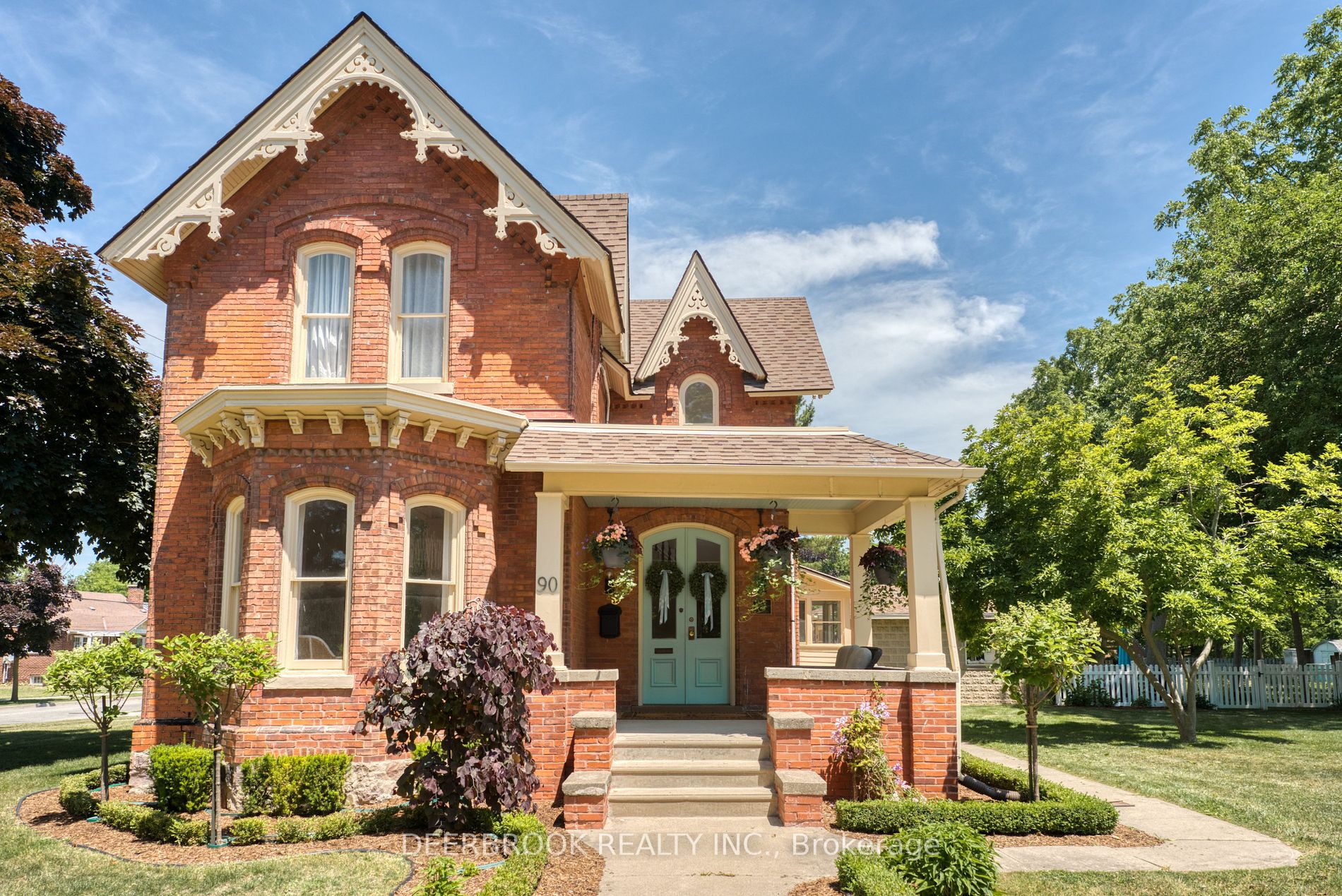 90 Main St E