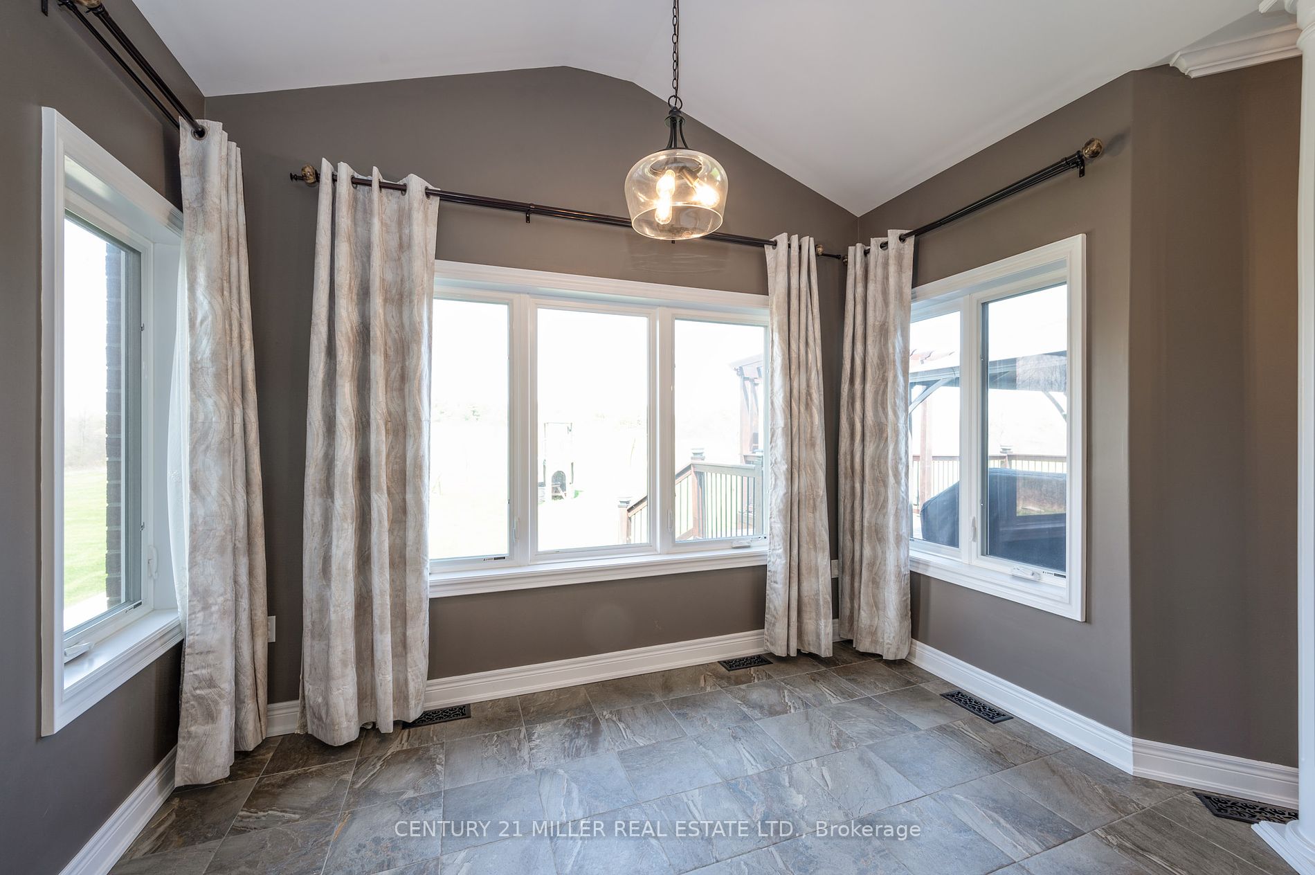 100 Chesswood Tr