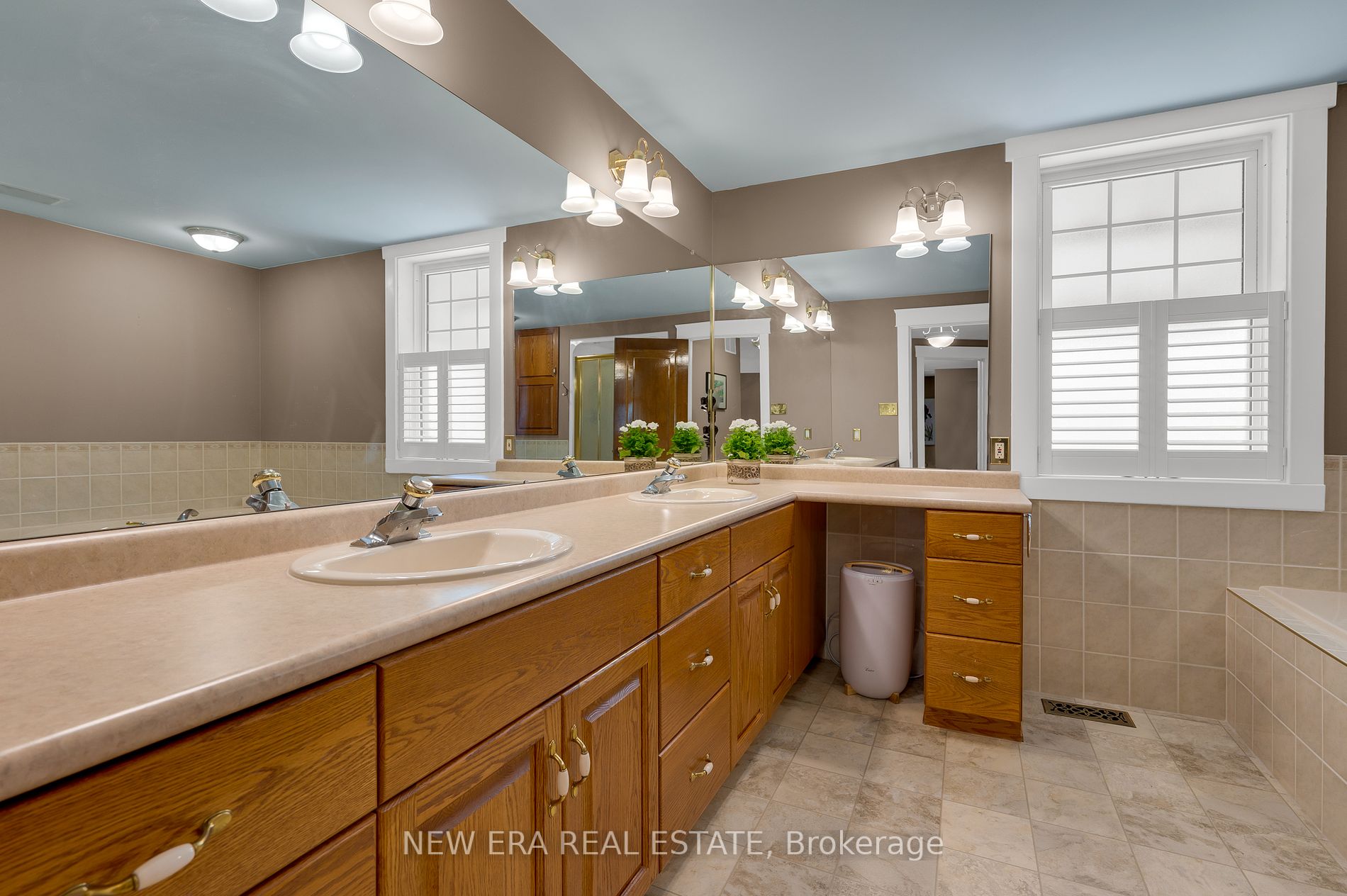 16 Nelles Blvd