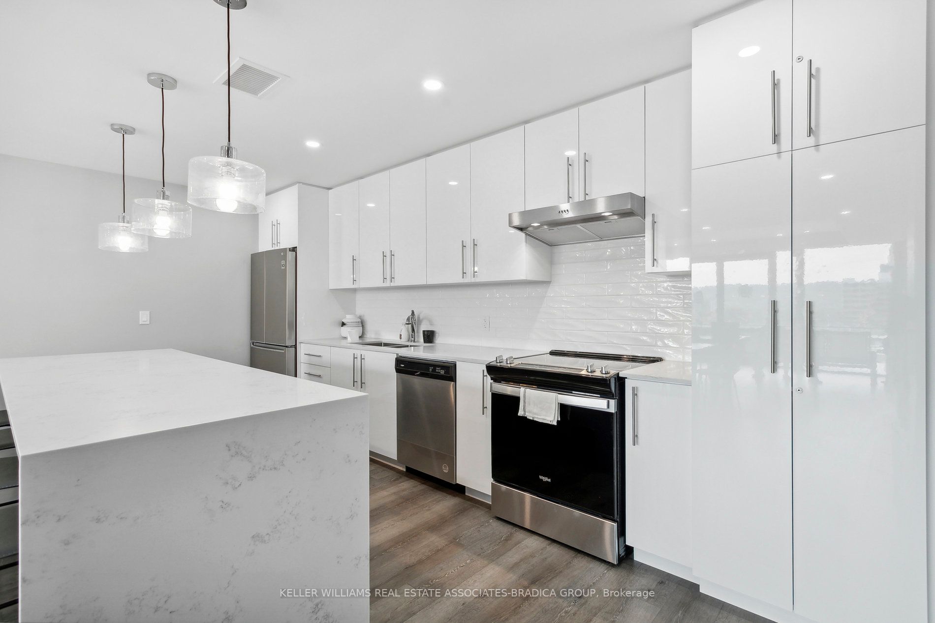 15 Queen St S, #1507
