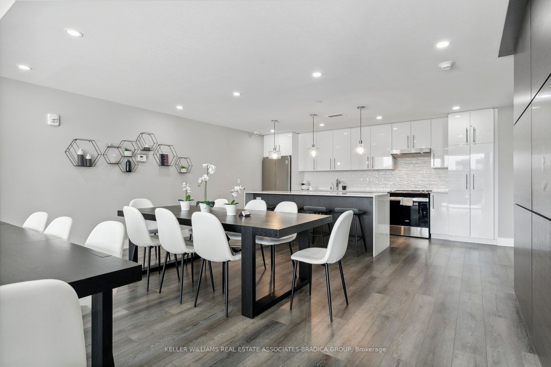 15 Queen St S, #1507
