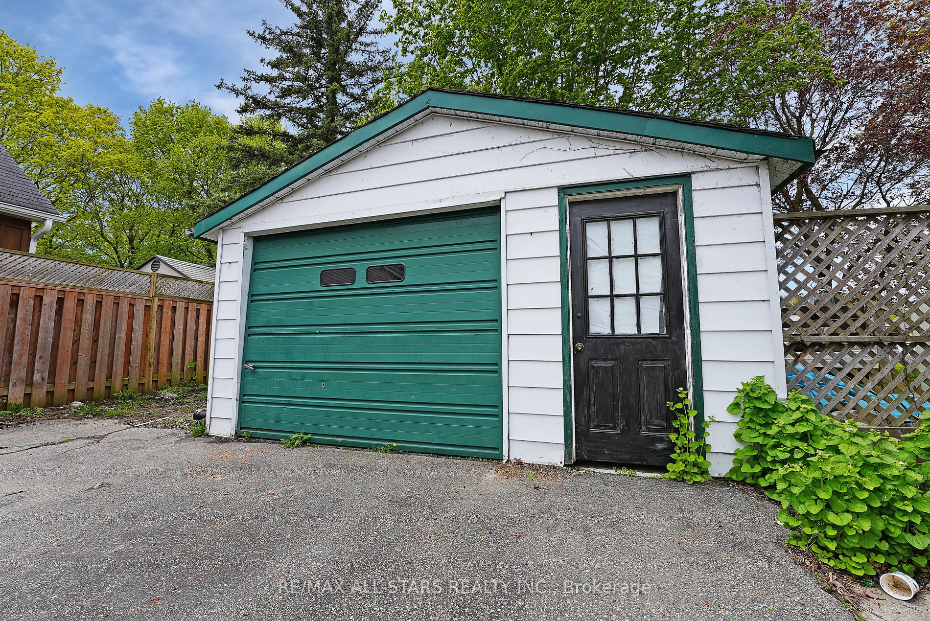 73 Victoria Avenue N