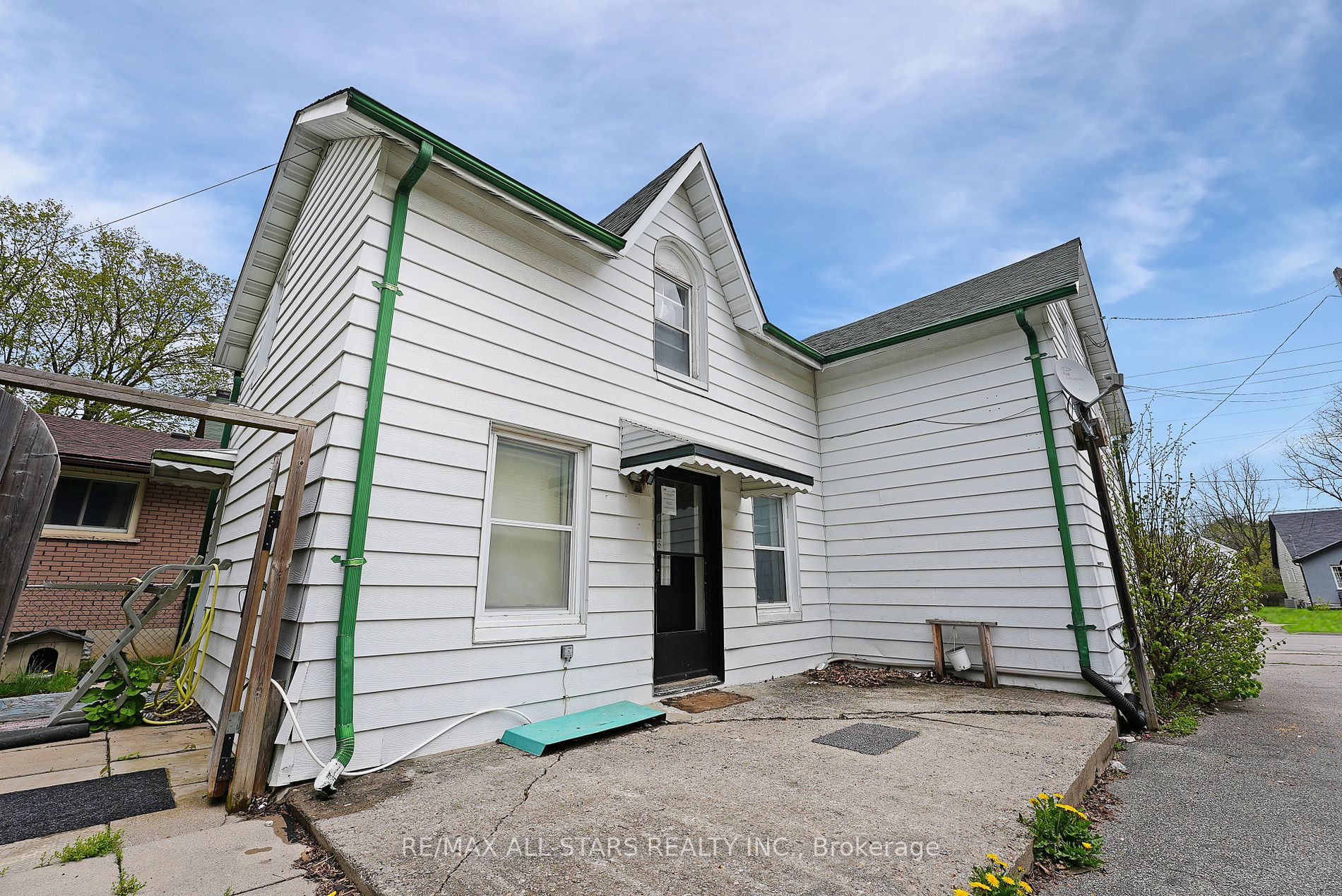 73 Victoria Avenue N