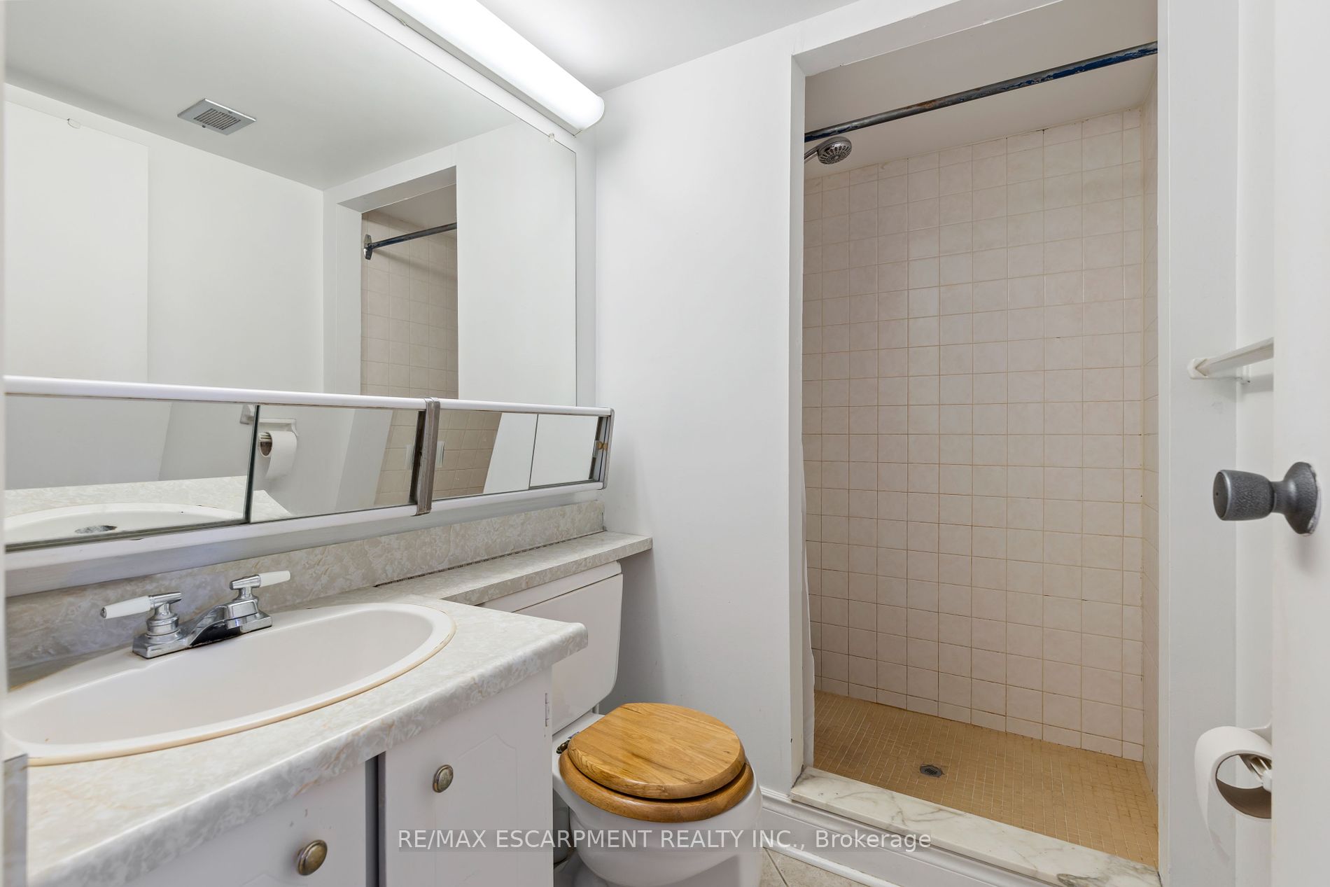 75 Queen St N, #603