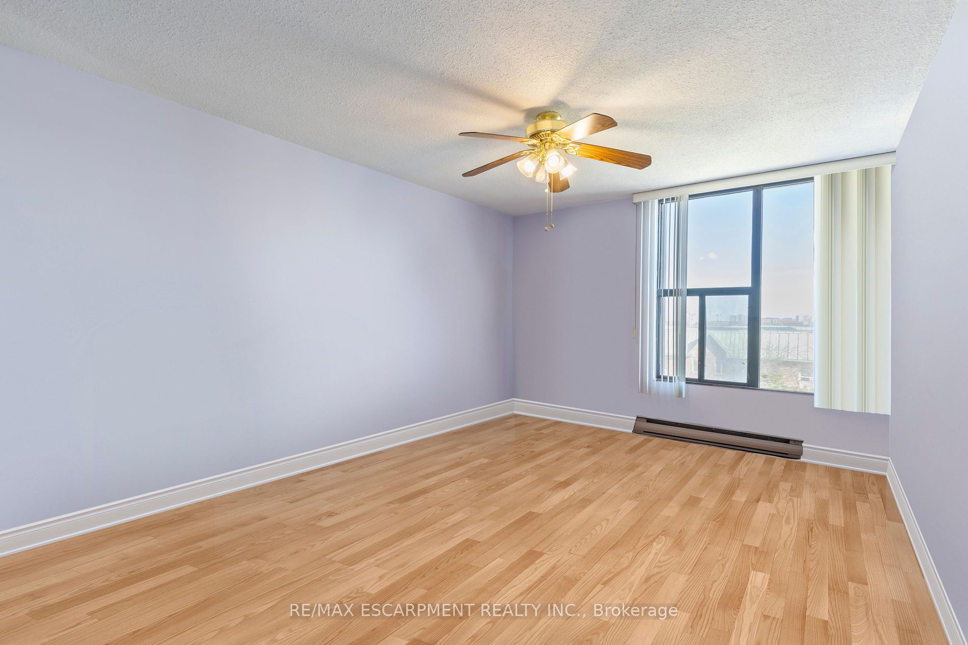 75 Queen St N, #603