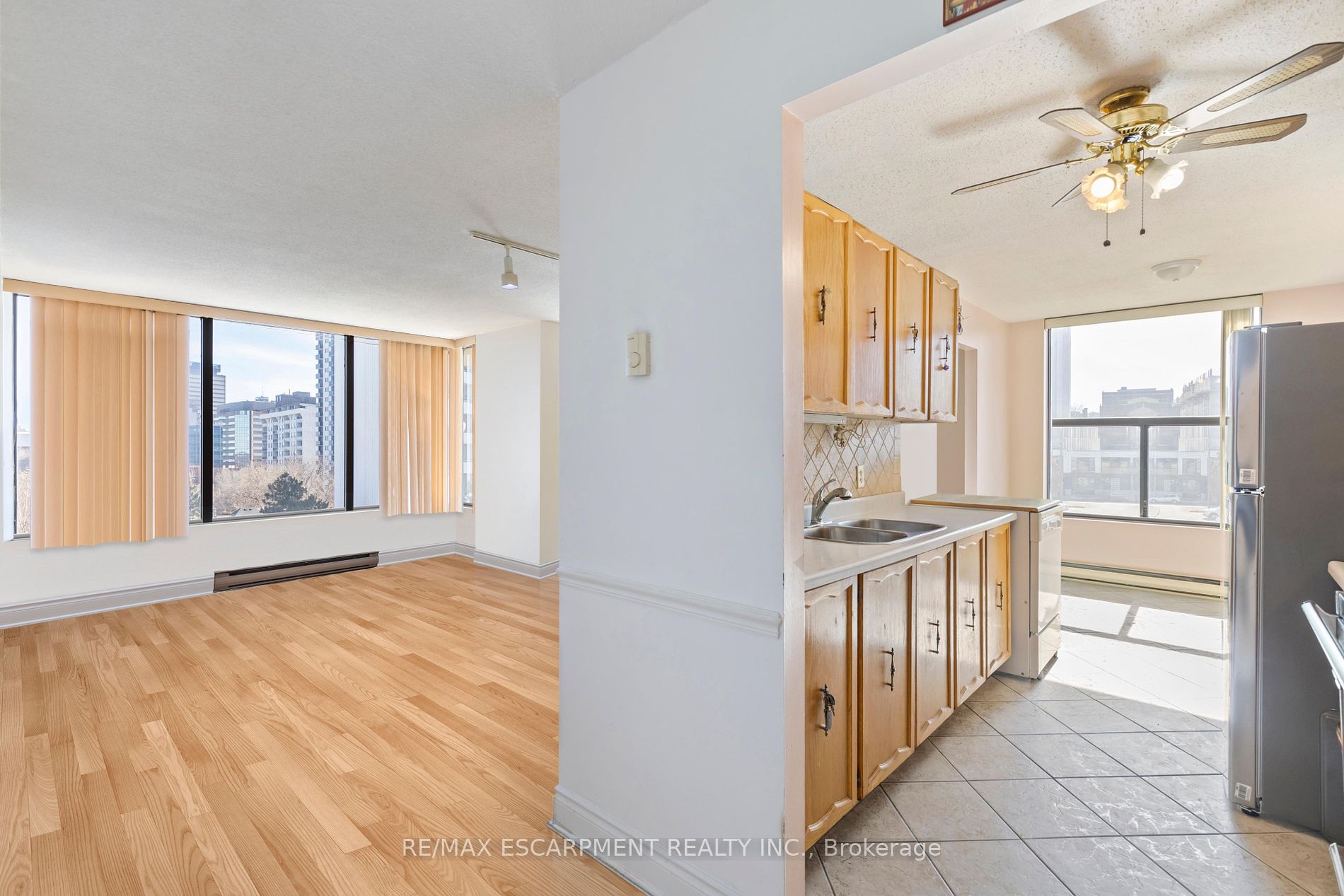 75 Queen St N, #603