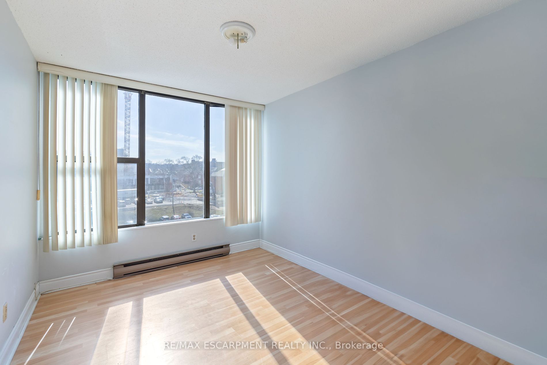 75 Queen St N, #603