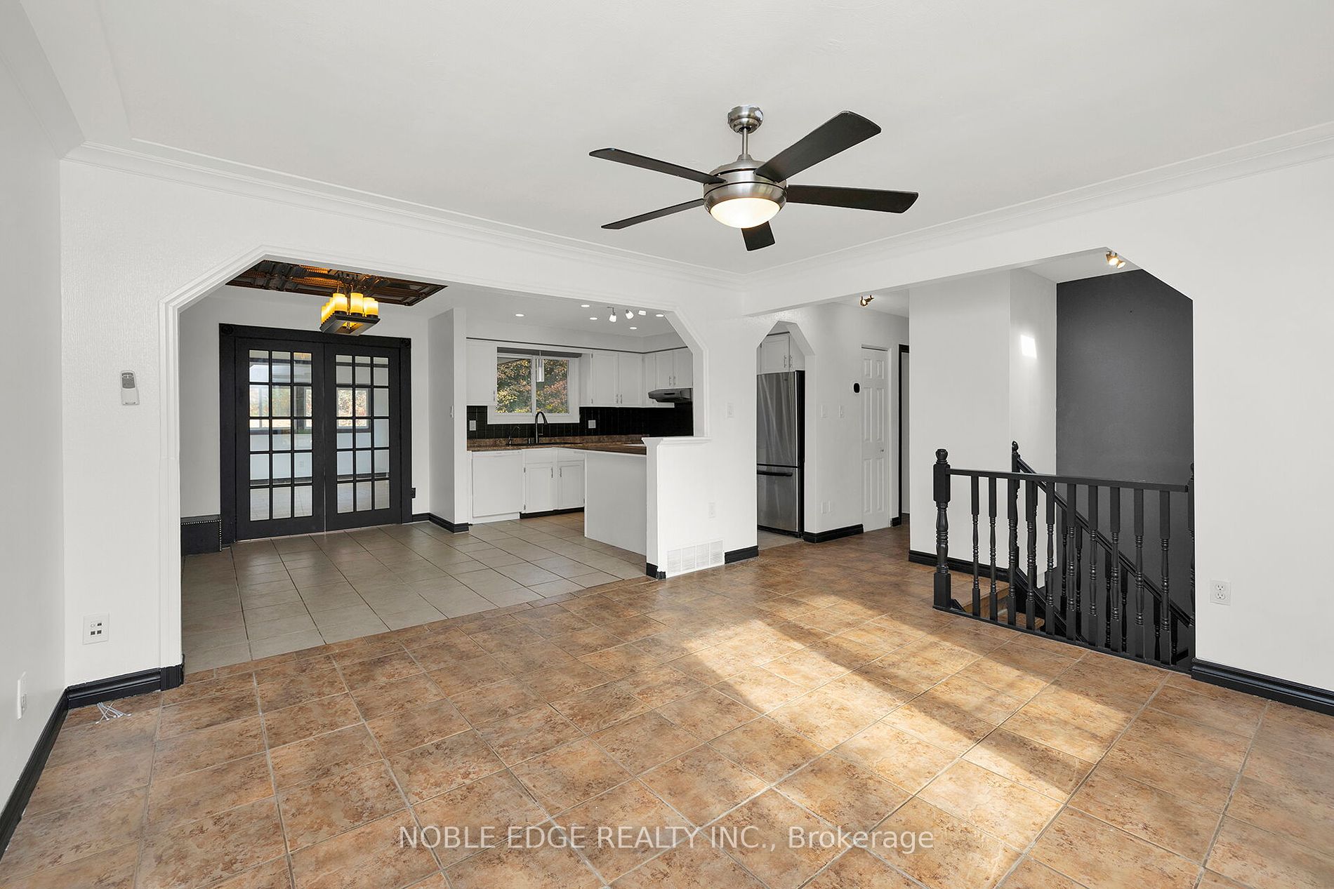 560 Woodlawn Road E