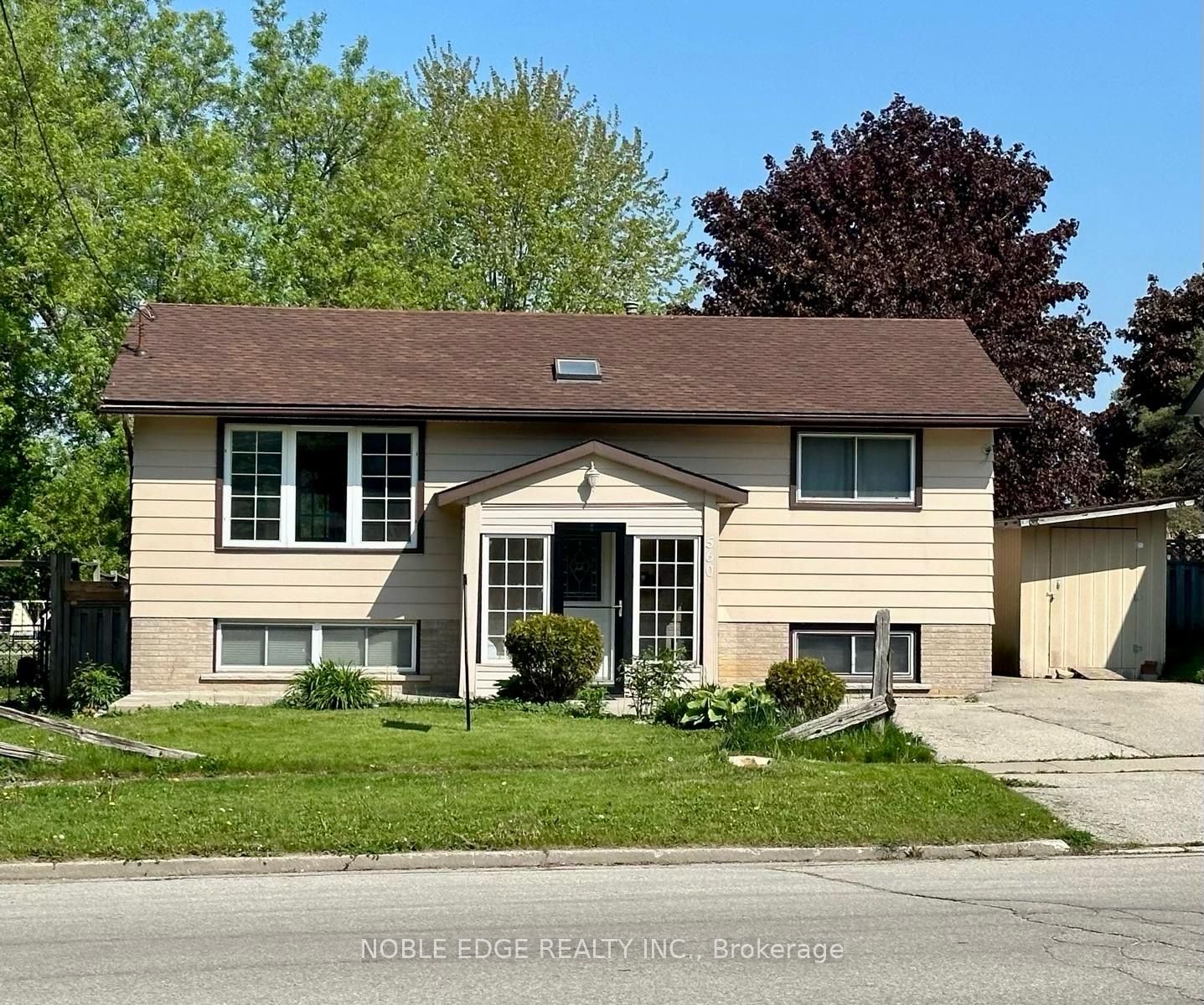 560 Woodlawn Road E