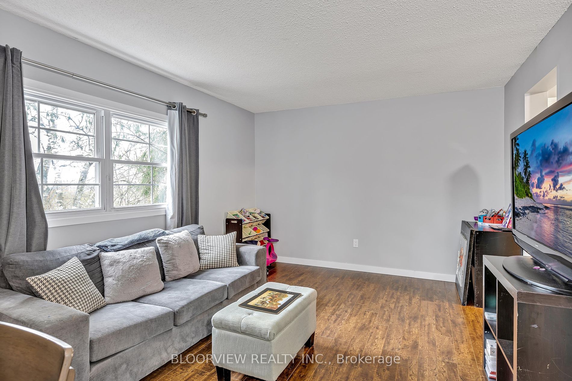 1673 Applewood Crescent