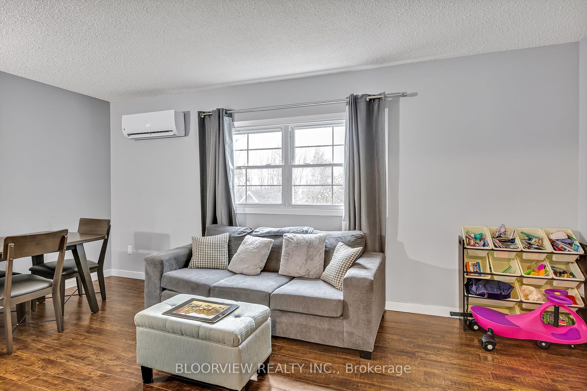 1673 Applewood Crescent