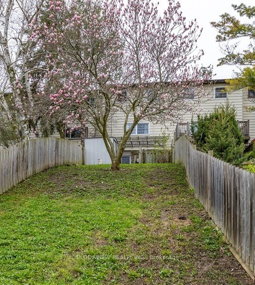 1673 Applewood Crescent