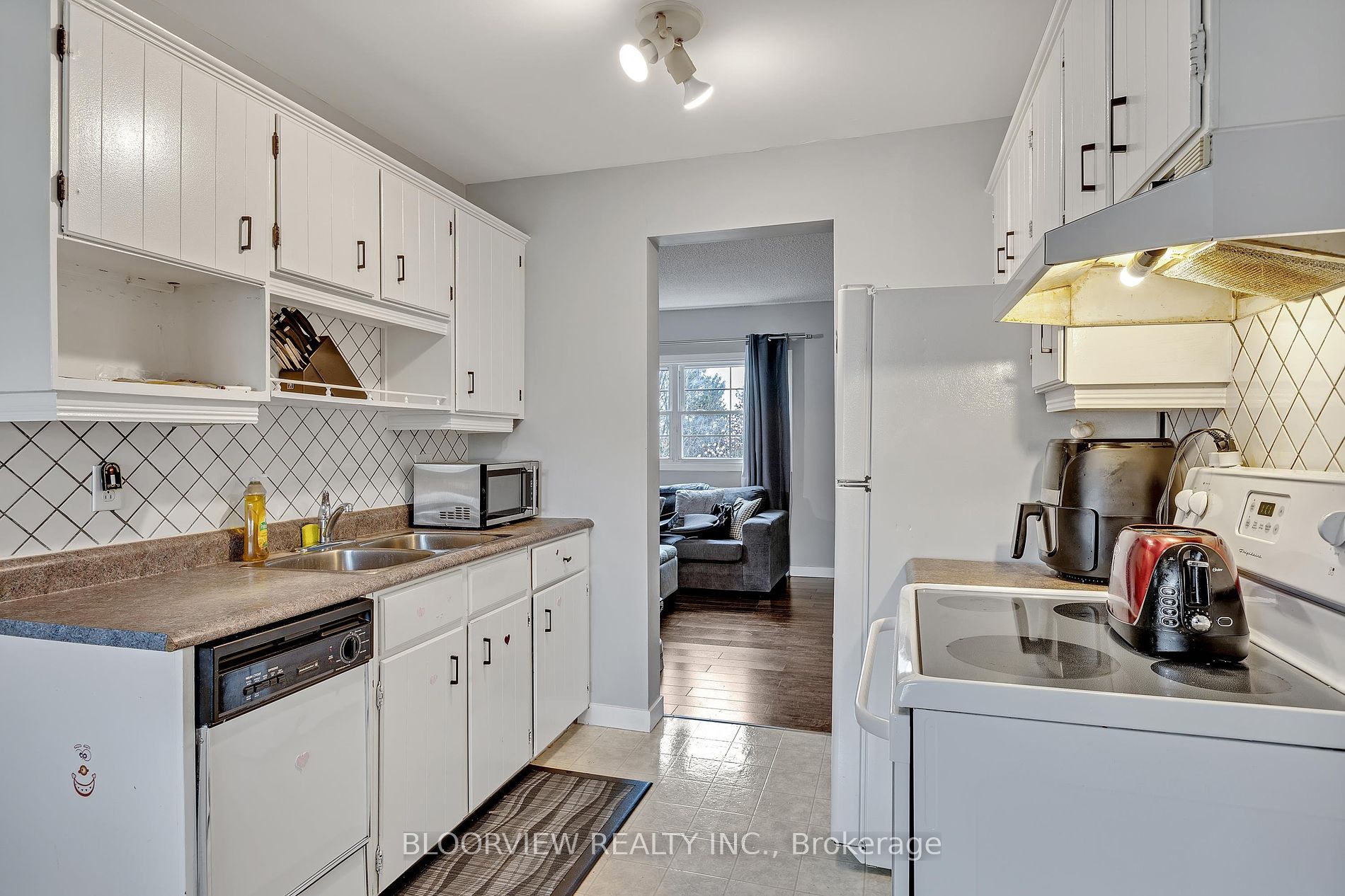 1673 Applewood Crescent