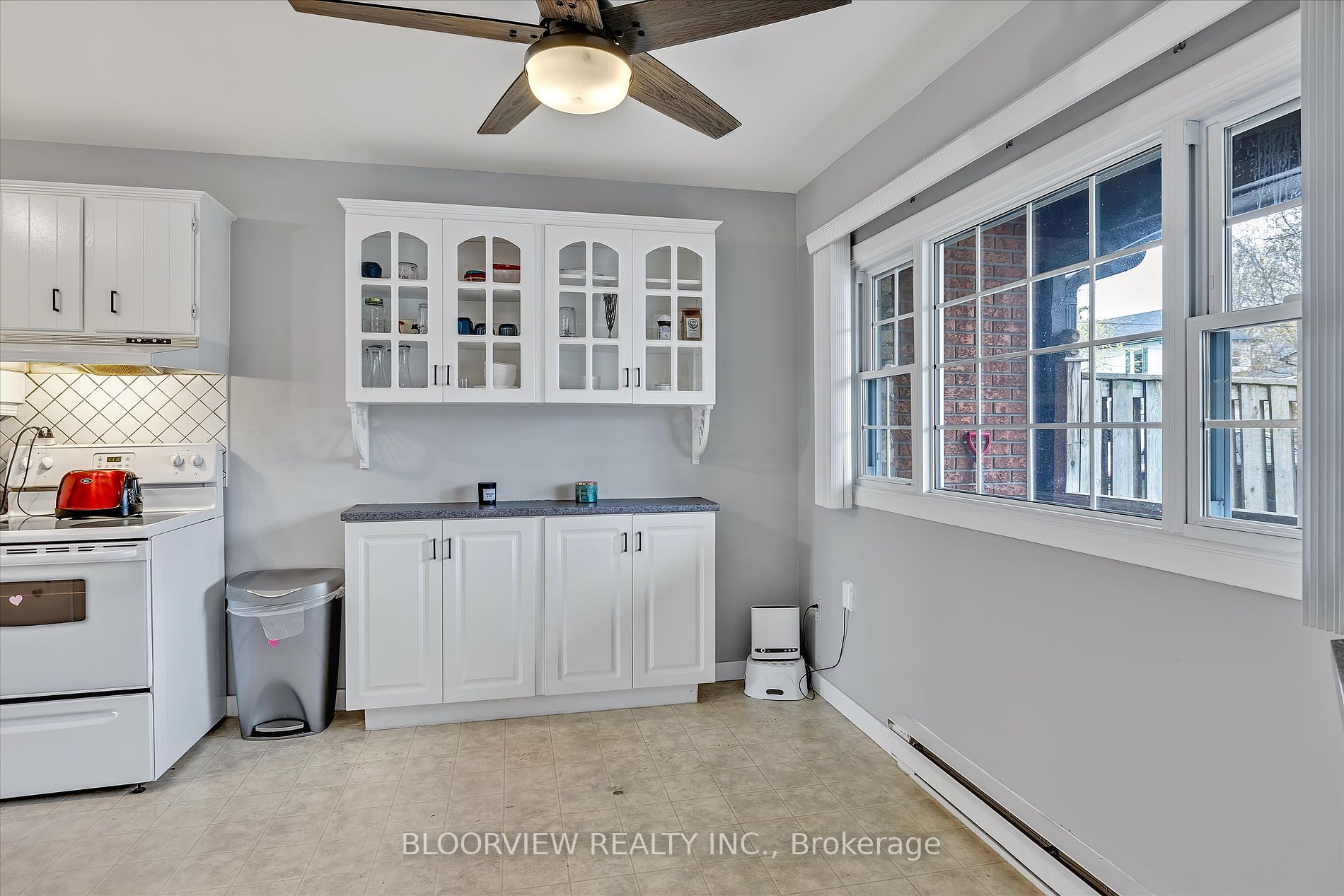 1673 Applewood Crescent