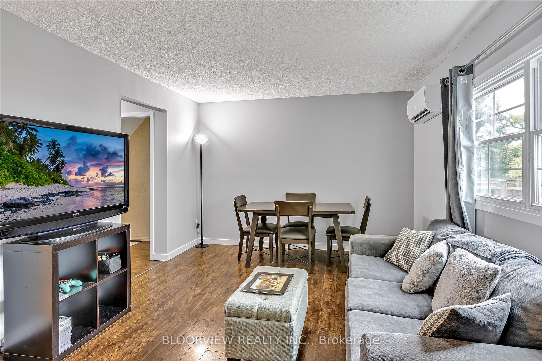 1673 Applewood Crescent